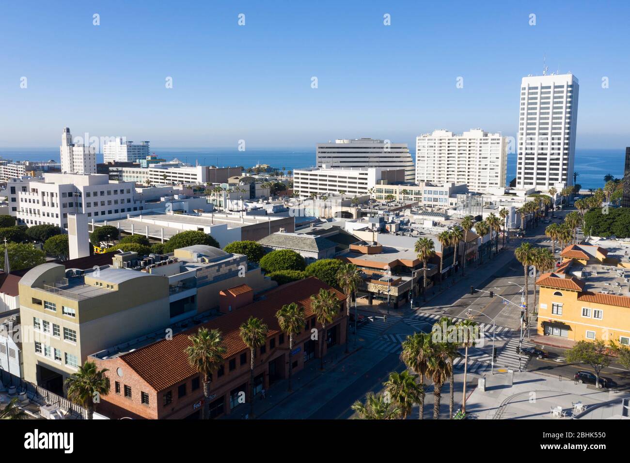 Vue aérienne au-dessus du centre-ville de Santa Monica Californie sur l'océan Pacifique Banque D'Images