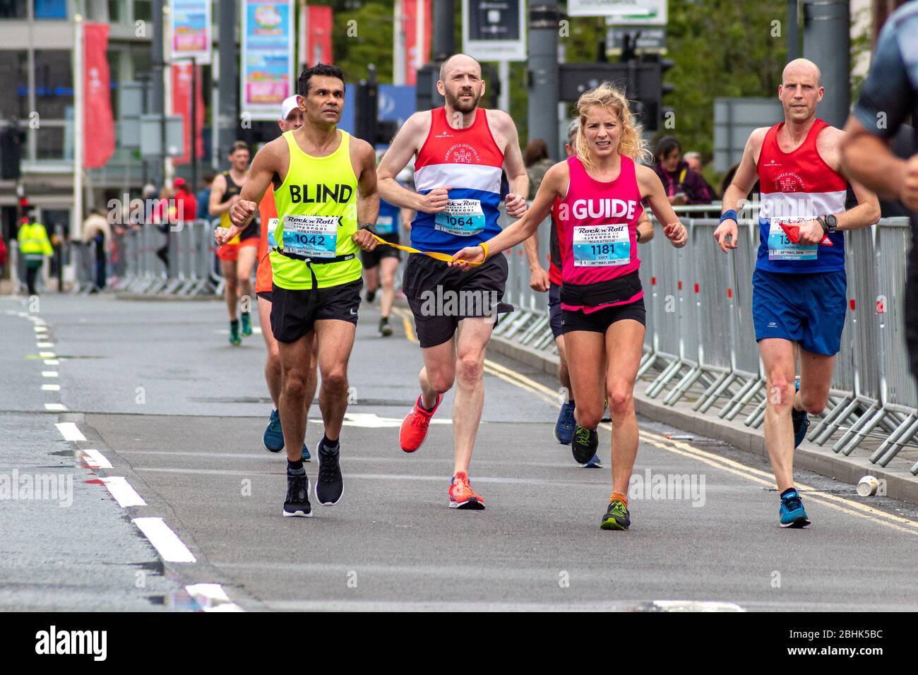Haseeb Ahmad, détenteur aveugle du record mondial Ironman, courir au marathon Rock n roll de Liverpool Banque D'Images