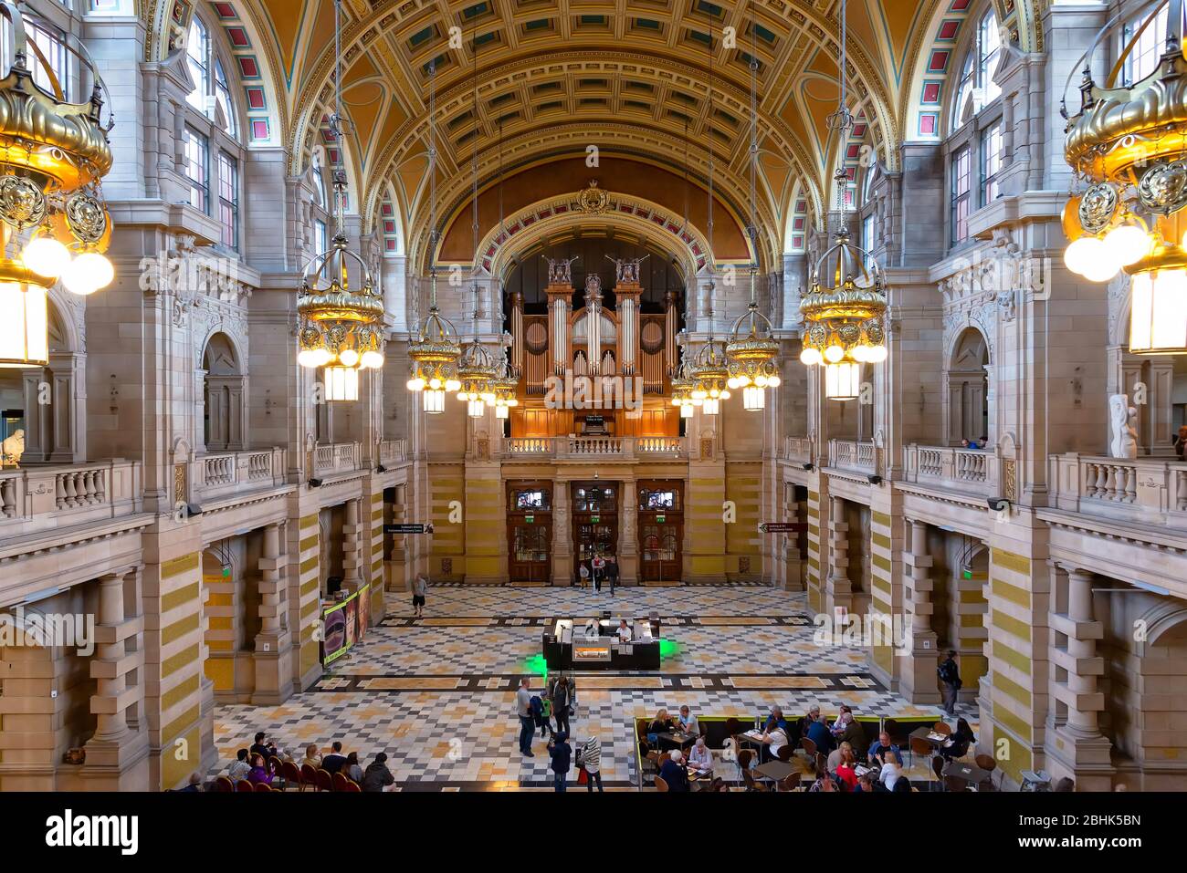 Glasgow, Royaume-Uni - 21 août 2014 : vue sur la salle principale de la galerie d'art et du musée Kelvingrove Banque D'Images