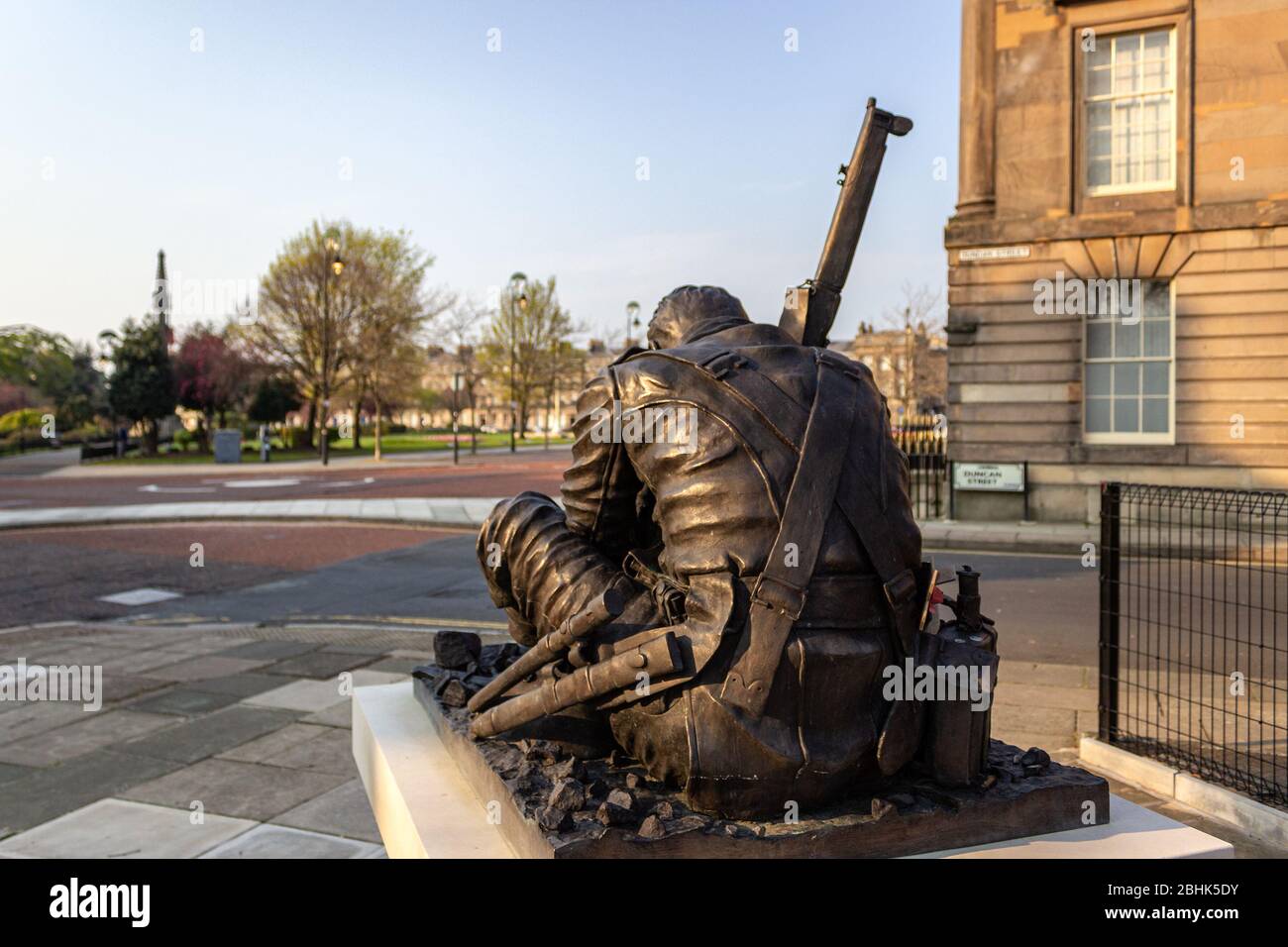 Wilfred Owen sculpture 'futilité' par Jim Whelan, Hamilton Square, Birkenhead. Banque D'Images