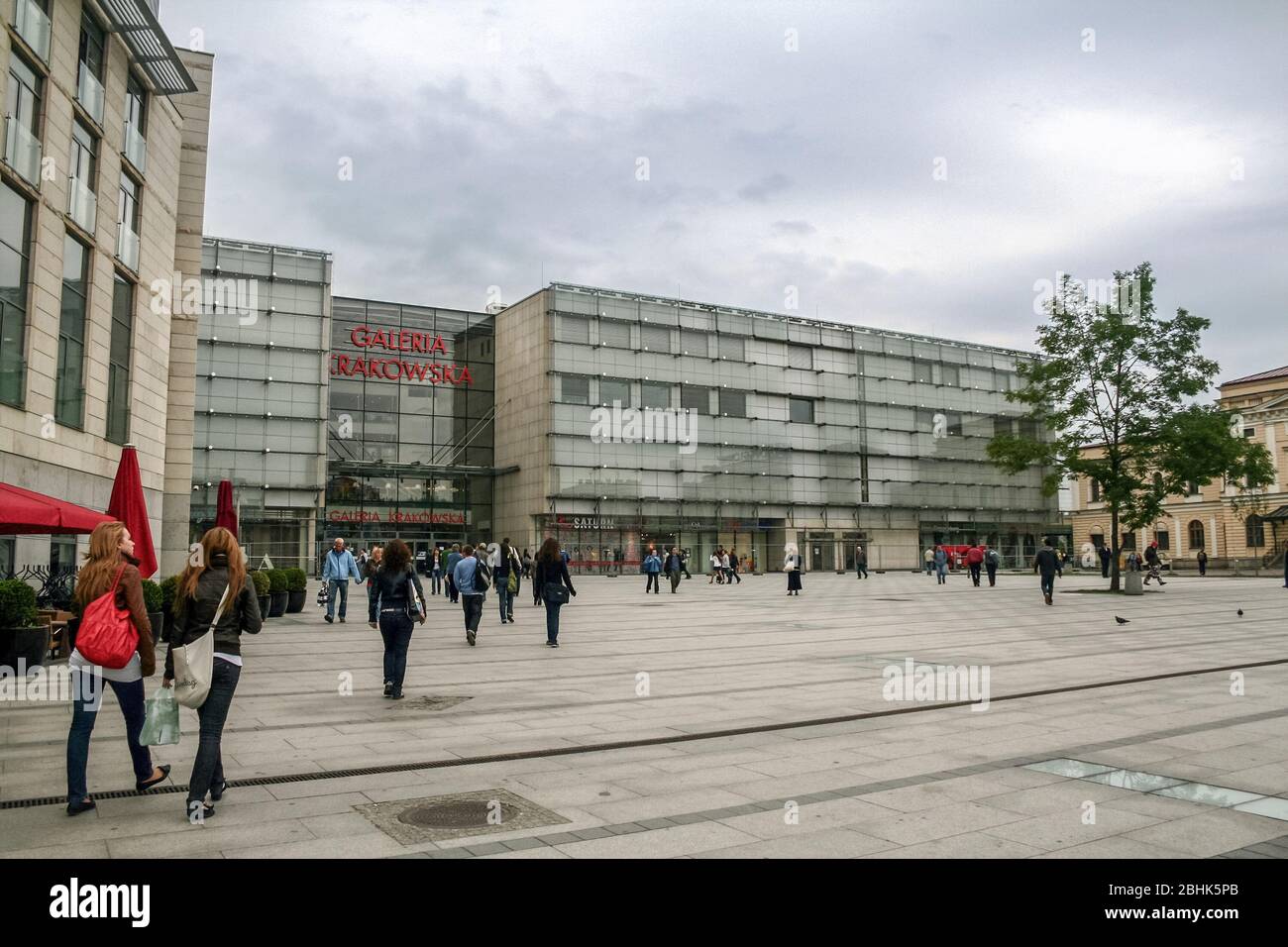 CRACOVIE, POLOGNE - 6 JUIN 2009: Entrée principale de Galeria Krakowska avec une foule de personnes entrant. Galeria Krakowska est le principal centre commercial de Kra Banque D'Images