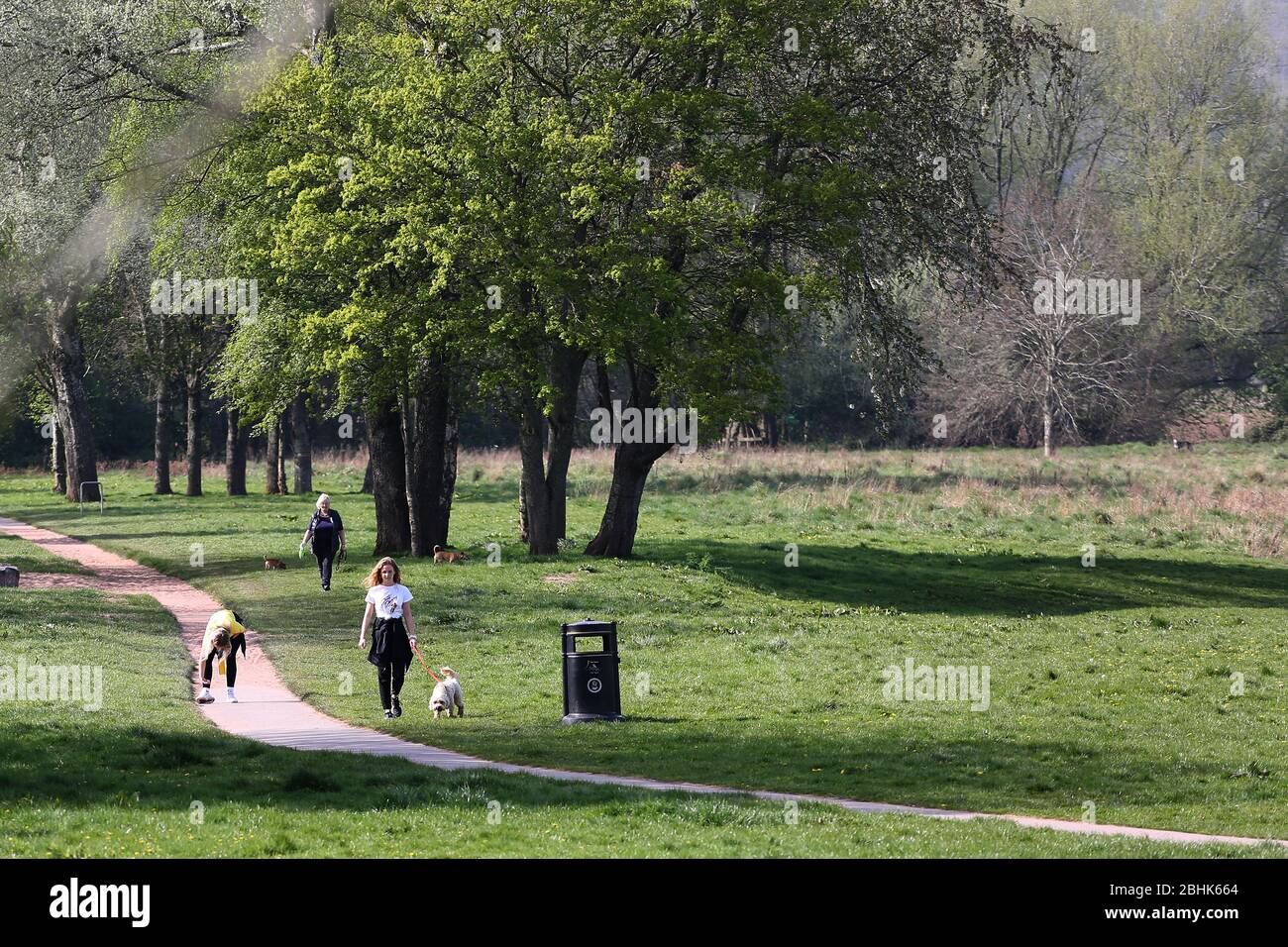 Pays de Galles, Crickhowell, les marcheurs des prairies de Bullpitt font leur exercice quotidien pendant encore 3 semaines de verrouillage ©PRWPhotography Banque D'Images