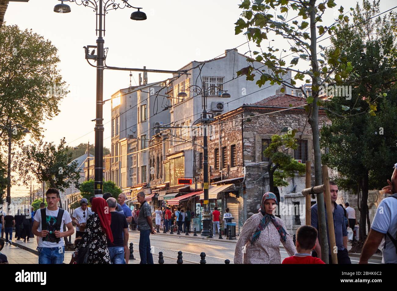 Istanbul, Turquie - 17 septembre 2017 : les citoyens et les touristes affluent dans les rues du centre-ville, regorgeant de boutiques et de restaurants Banque D'Images