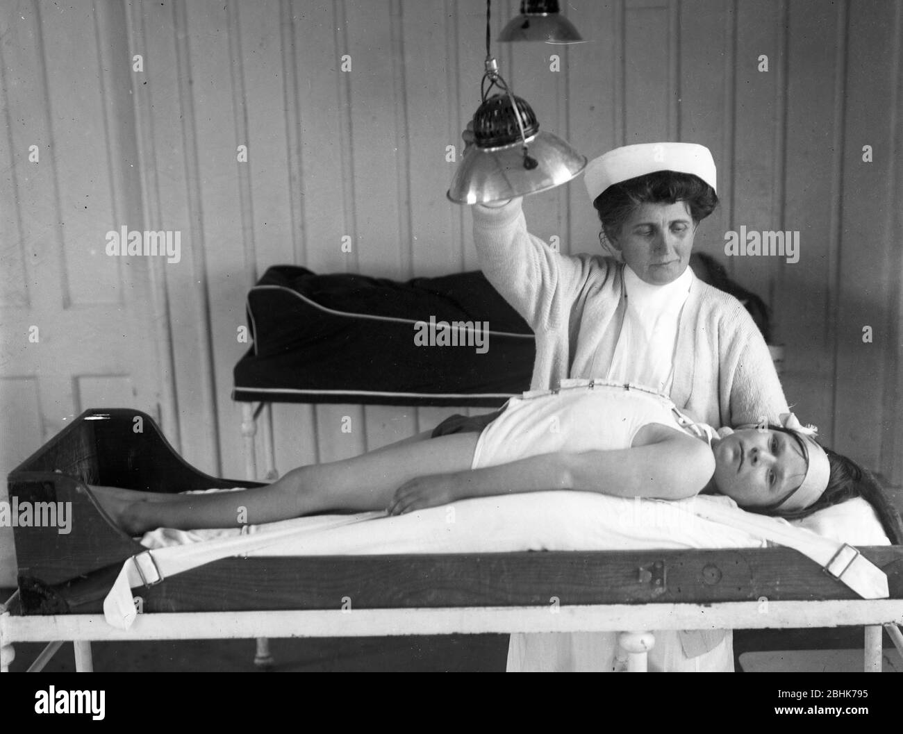 Enfants avec Rickets traités à un sanatorium dans Hampshire Angleterre en 1925 infirmière avec enfant Banque D'Images