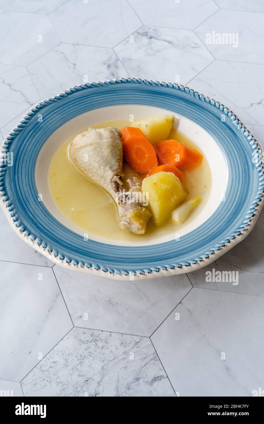 Poulet turc avec pommes de terre, carottes et oignons. Alimentation biologique saine. Banque D'Images