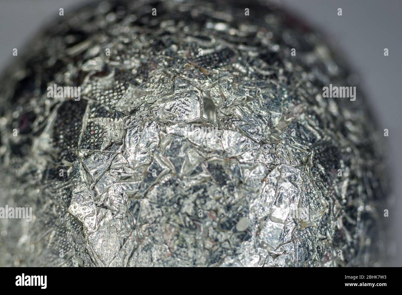 Vue technique abstraite inhabituelle de la boule en aluminium froissée, gros plan, macro photographie Banque D'Images