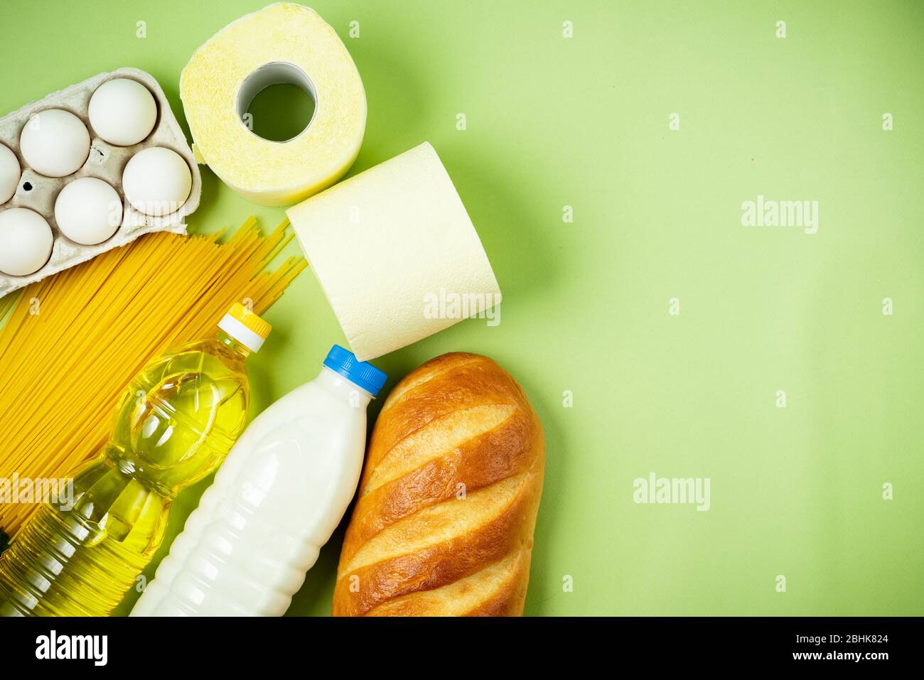 Le concept de produits essentiels pendant la pandémie du covid-19 du coronavirus. Banque D'Images