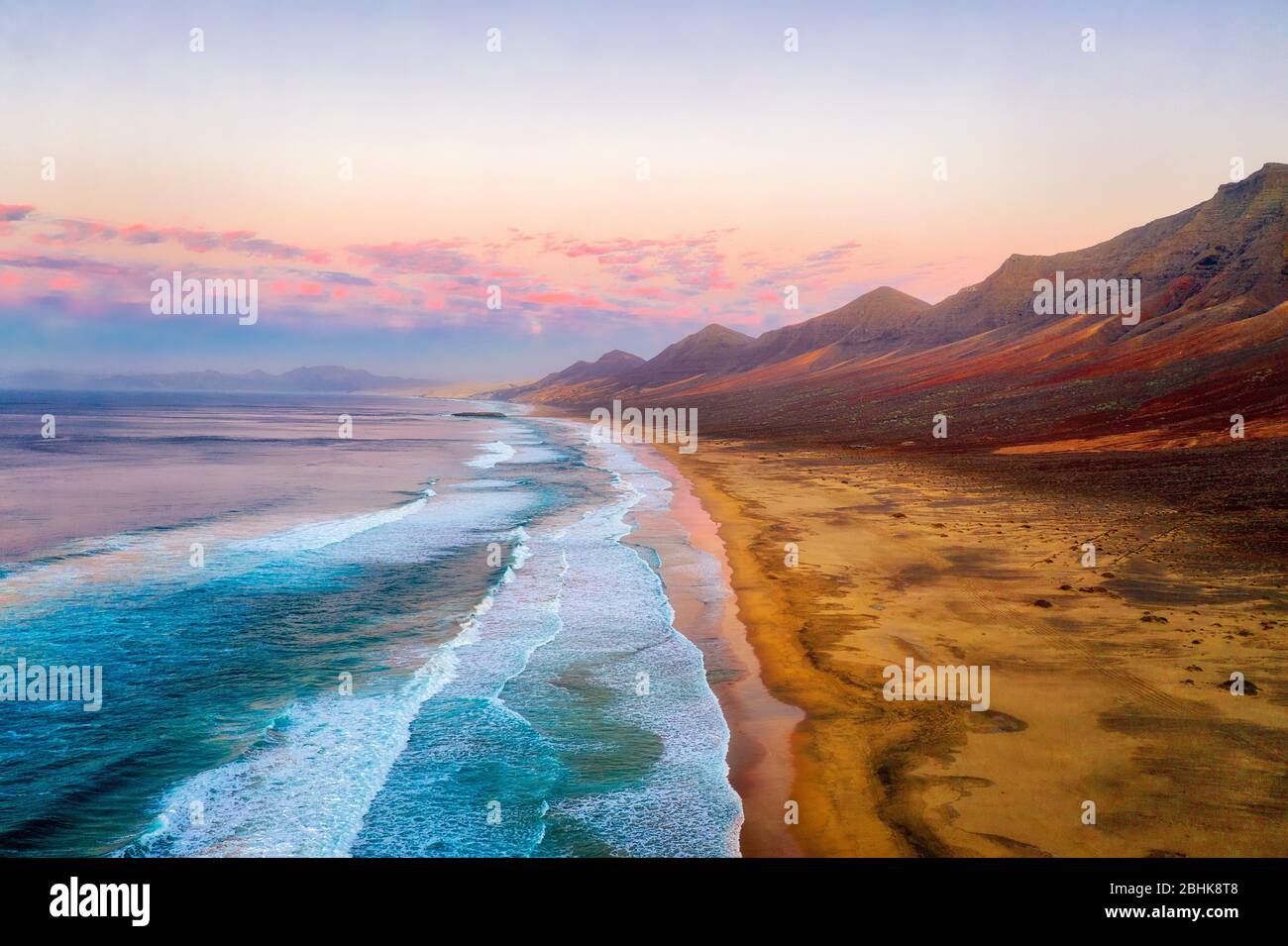 Plage de Cofete sur la pointe sud de Fuerteventura pendant le coucher du soleil, post traité en HDR Banque D'Images