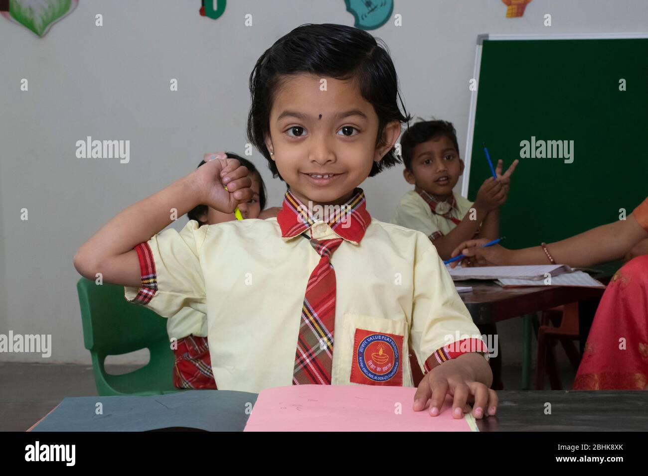 Portrait de l'élève de l'école primaire en lecture en classe , inde Banque D'Images