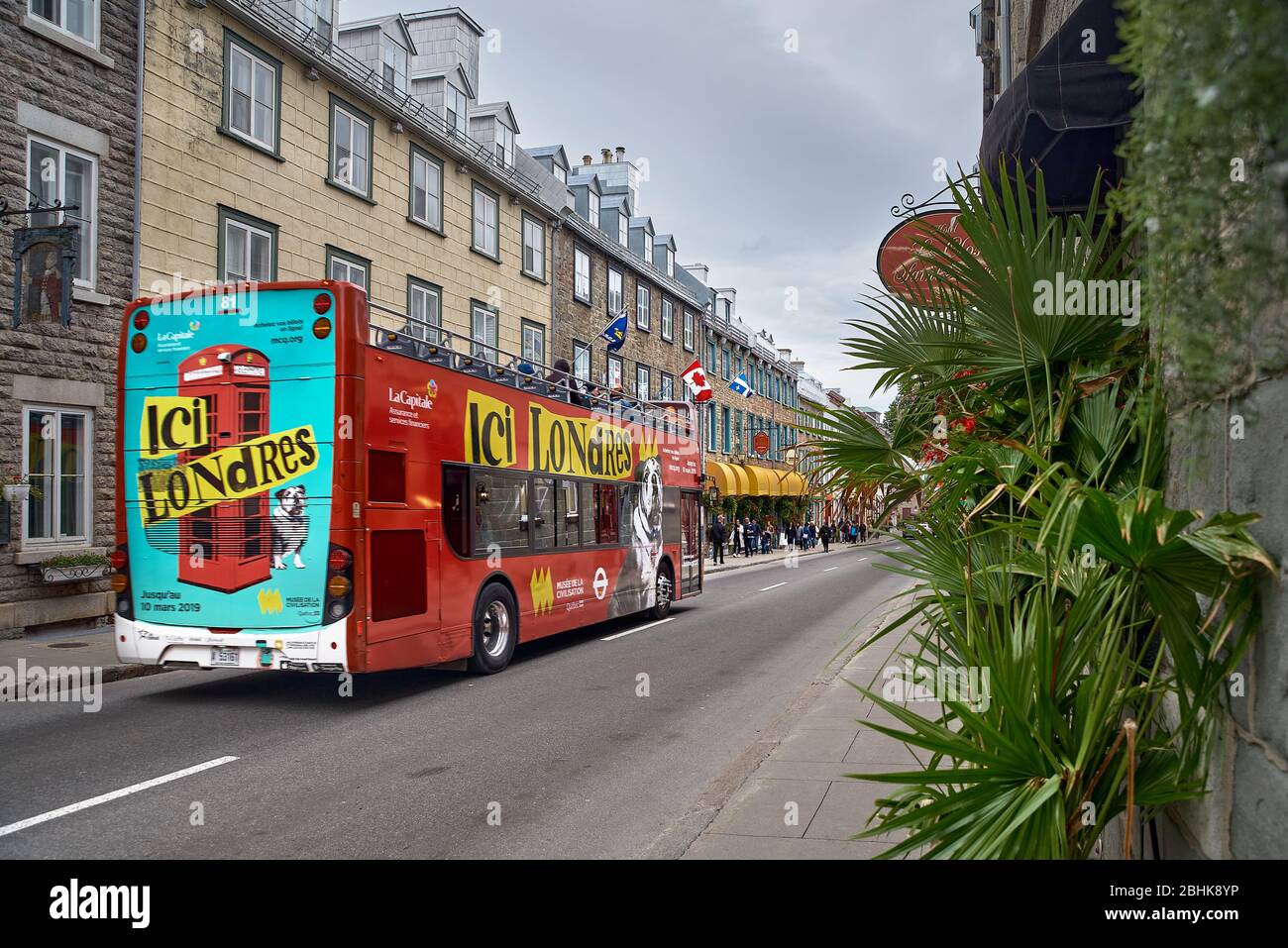 Québec, Canada 23 septembre 2018 : bus à double pont rouge touristique à la porte Saint Louis, une des attractions touristiques célèbres du monde de l'UNESCO Banque D'Images