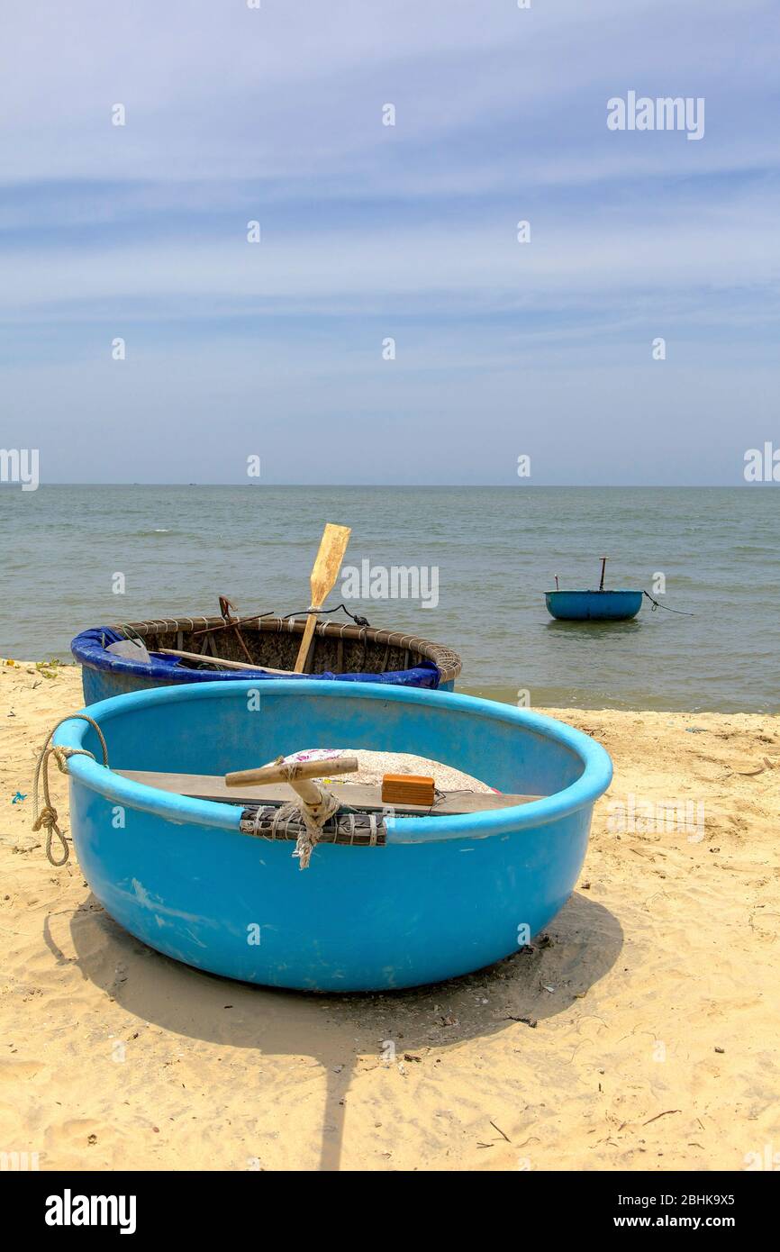 Bateaux de pêche bleus sur la plage, plage de Mui ne, Vietnam. Banque D'Images