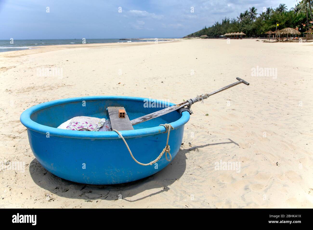 Bateaux de pêche bleus sur la plage, plage de Mui ne, Vietnam. Banque D'Images