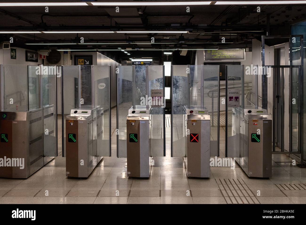 Barcelone, Espagne. 26 avril 2020. Entrée vide d'une station de métro à Barcelone pendant le verrouillage du coronavirus Banque D'Images