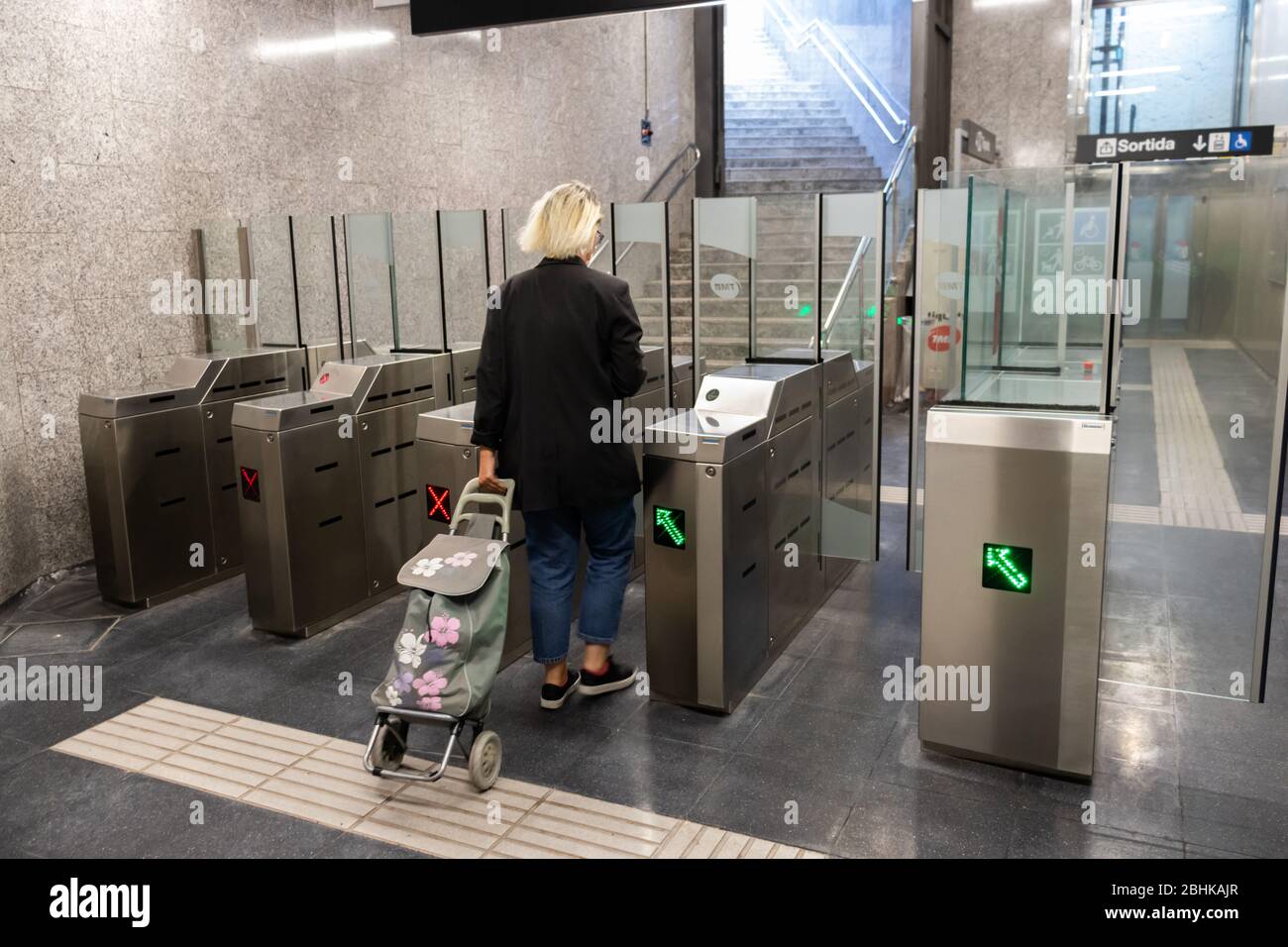 Barcelone, Espagne. 26 avril 2020. Passager quittant une station de métro vide à Barcelone pendant le verrouillage du coronavirus Banque D'Images