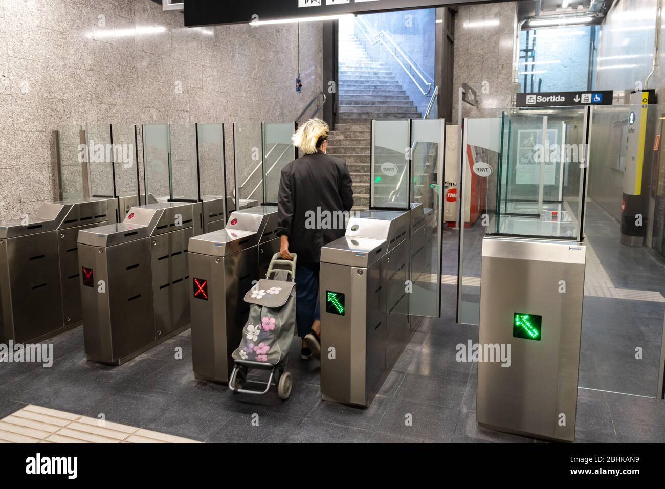 Barcelone, Espagne. 26 avril 2020. Passager quittant une station de métro vide à Barcelone pendant le verrouillage du coronavirus Banque D'Images
