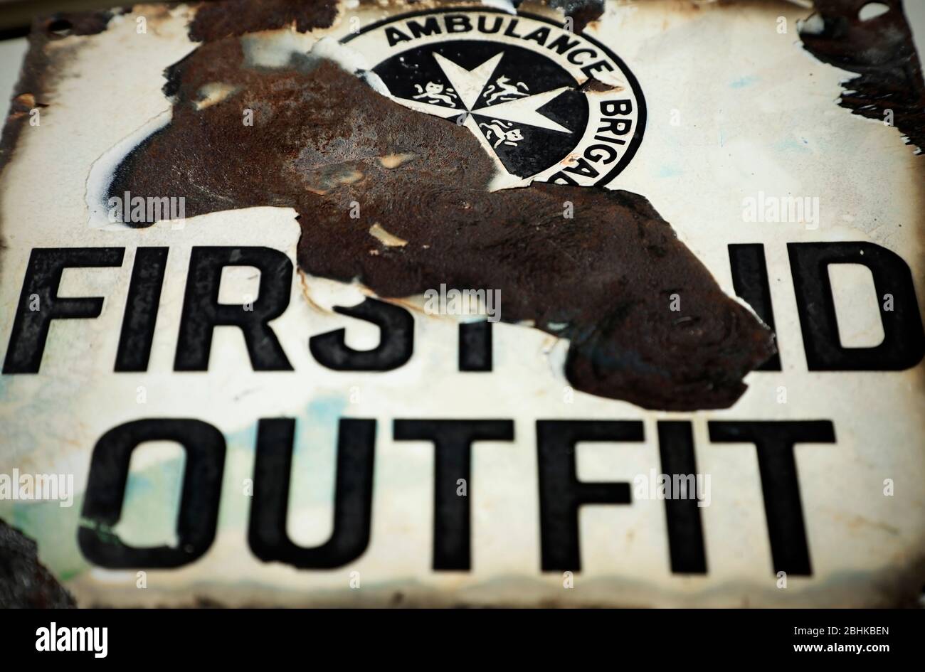 Panneau émaillé vintage pour une tenue de premiers soins de la Brigade d'ambulance Saint-Jean. Banque D'Images