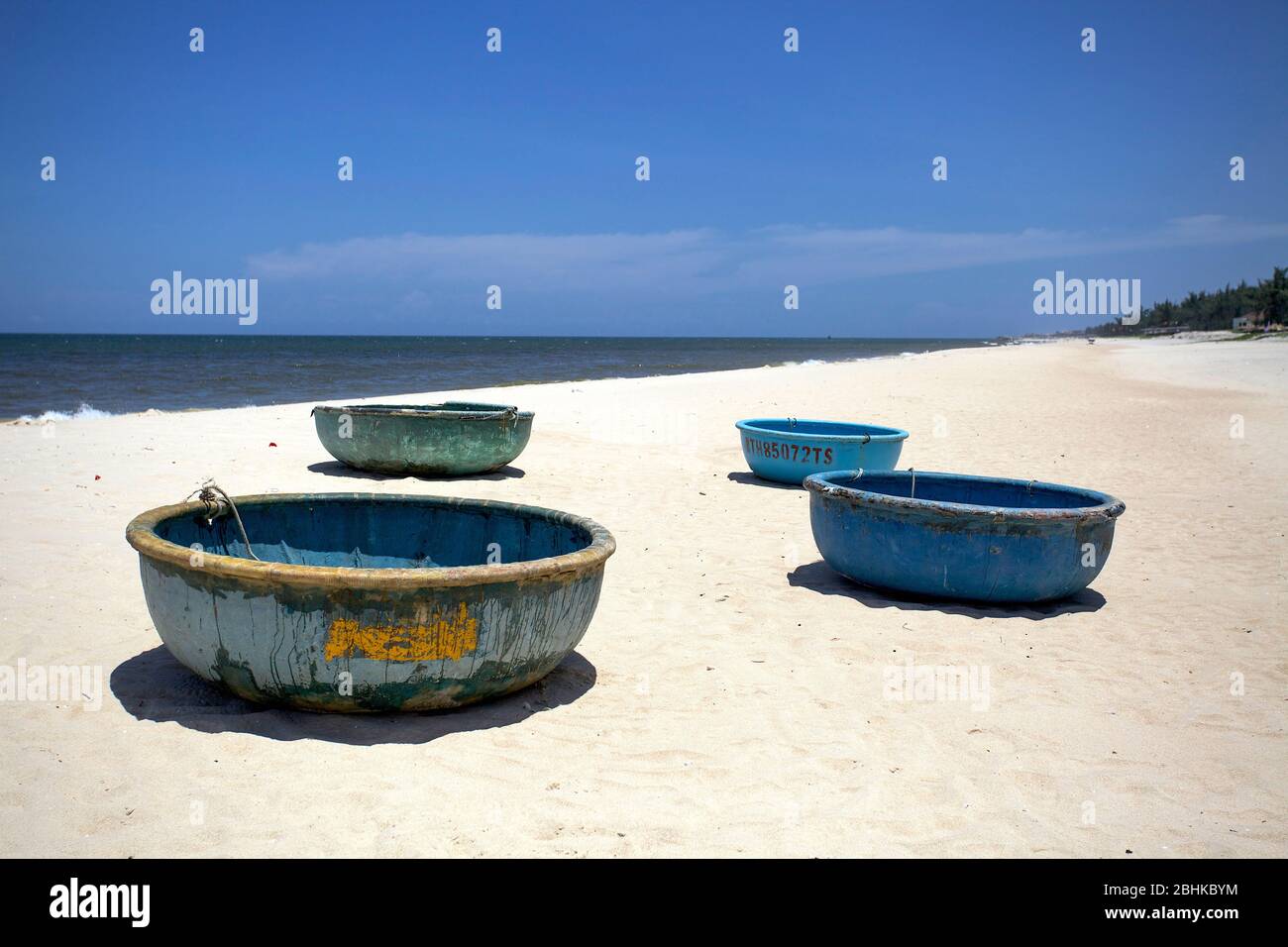 Bateaux de pêche bleus sur la plage, plage de Mui ne, Vietnam. Banque D'Images