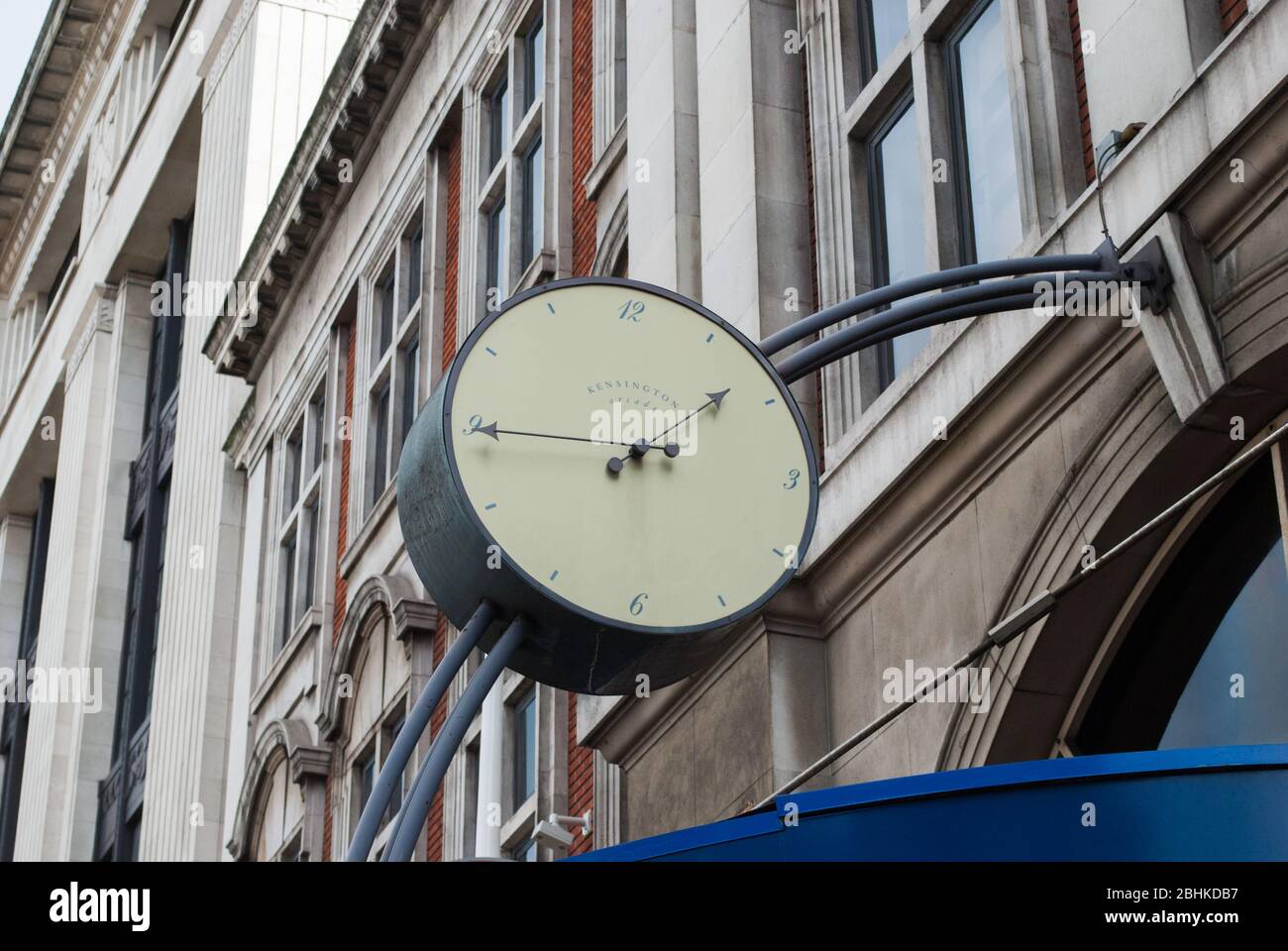 Grande horloge devant Kensington Arcade 123 Kensington High Street, Kensington, Londres, W8 5SF Banque D'Images