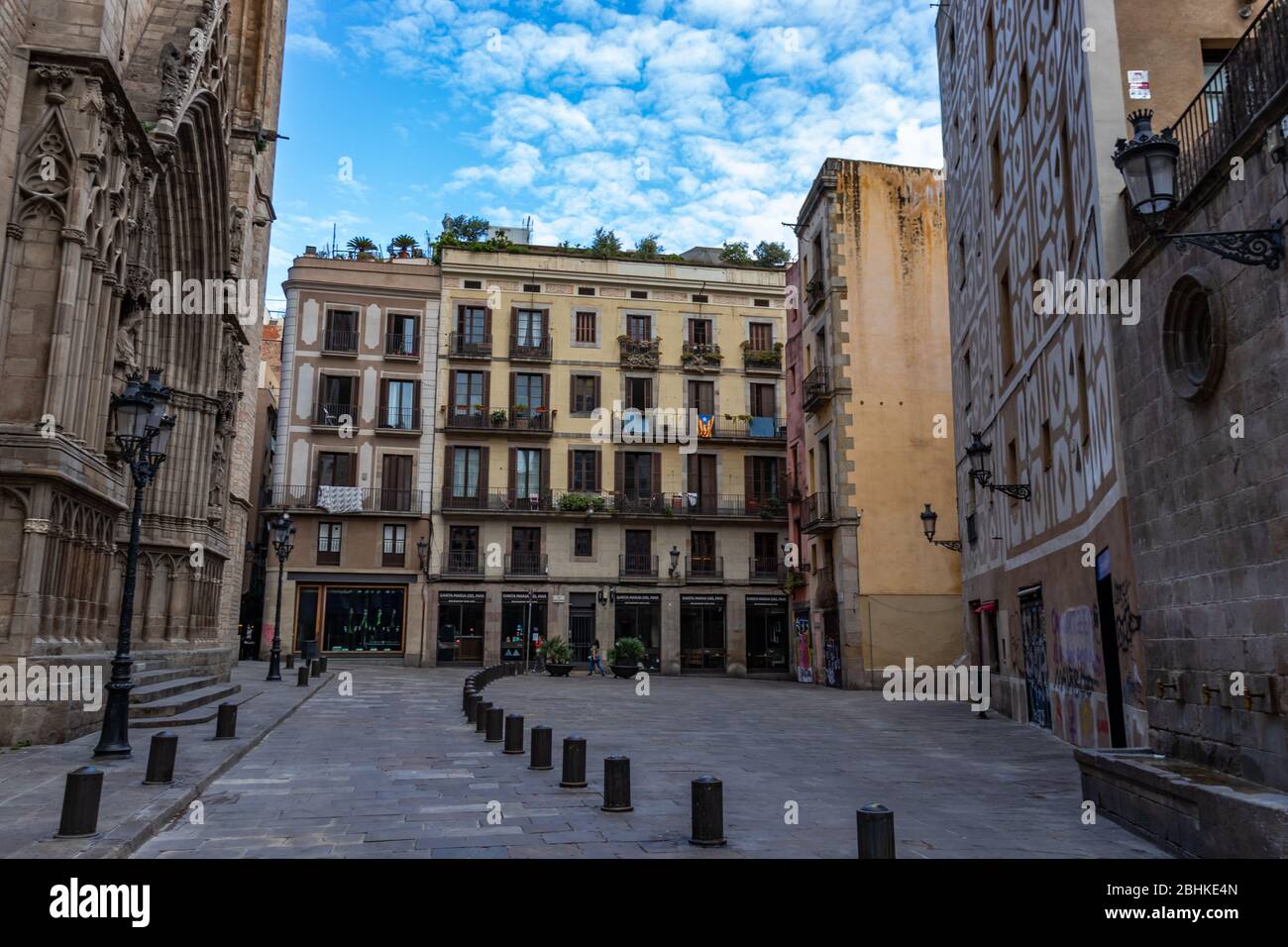 Barcelone, Espagne. 26 avril 2020. Place vide près de la cathédrale Santa Maria del Mar entourée de clowds pendant le verrouillage du coronavirus en Espagne Banque D'Images