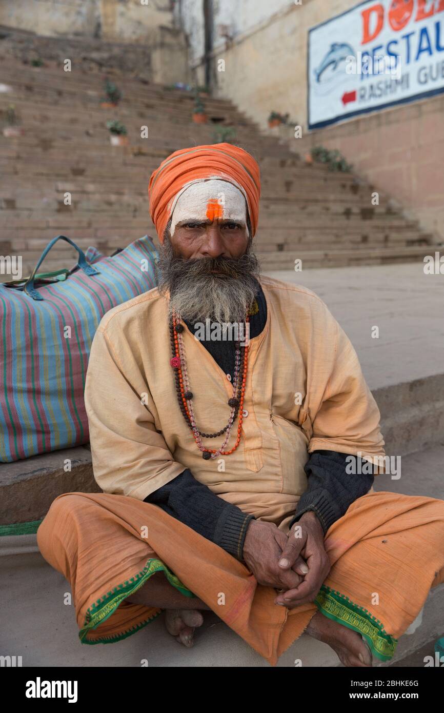 Portrait d'une personne ayant une apparence spirituelle sur une rive du Gange à Varanasi, Inde Banque D'Images