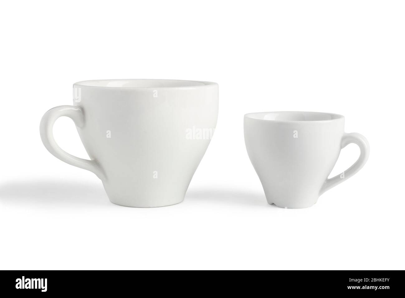 Deux tasses à café en porcelaine blanche isolées sur fond blanc Banque D'Images
