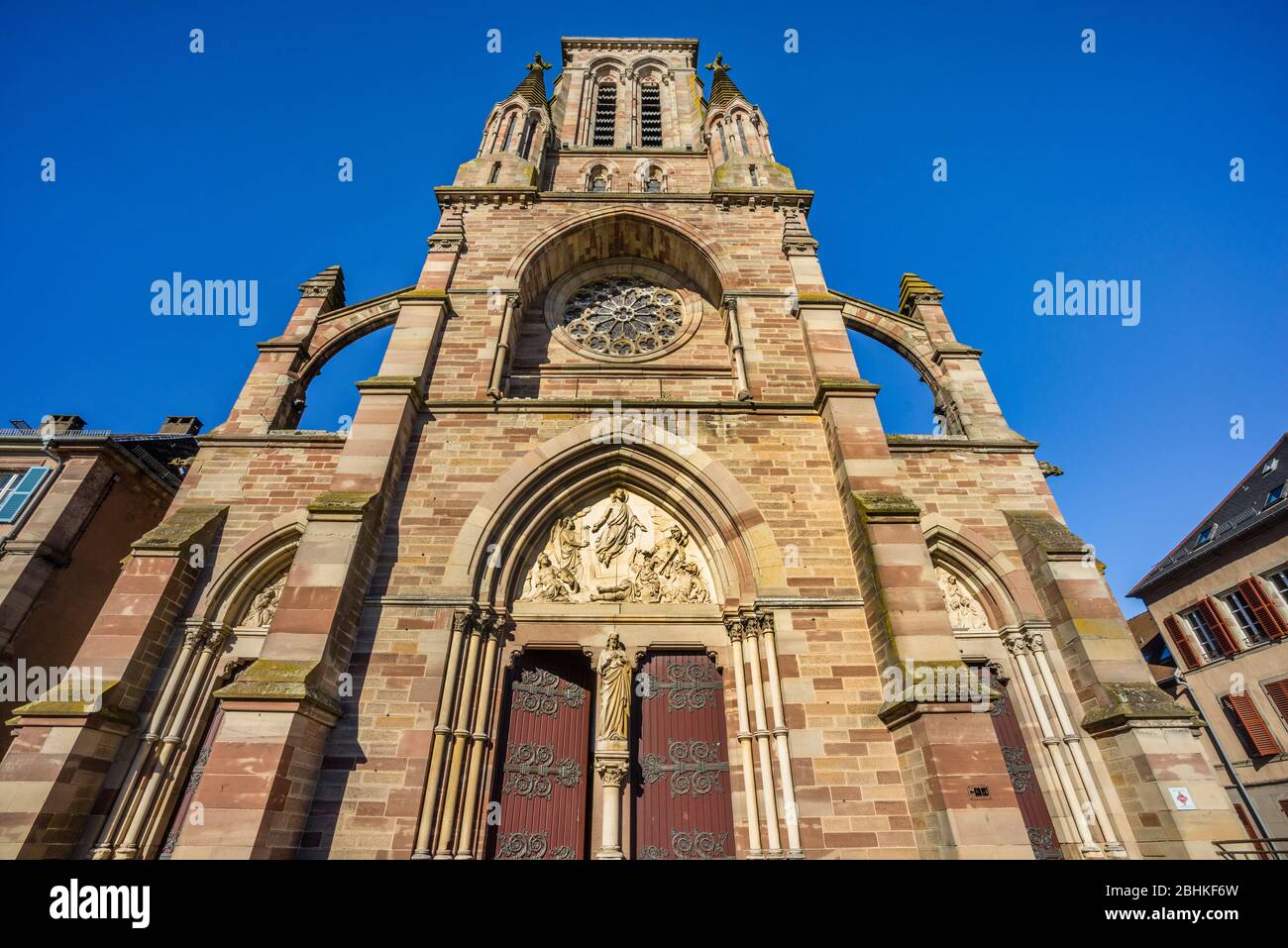 Église néo-gothique de notre Dame de l'Assomption sur la place d'armes à Phalsbourg, département de Moselle, France Banque D'Images