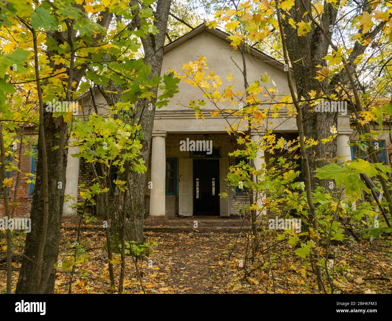 Jardin d'enfants et entrée dans les environs de l'informatique pris par nature dans la zone d'exclusion de Tchernobyl, Ukraine. Banque D'Images