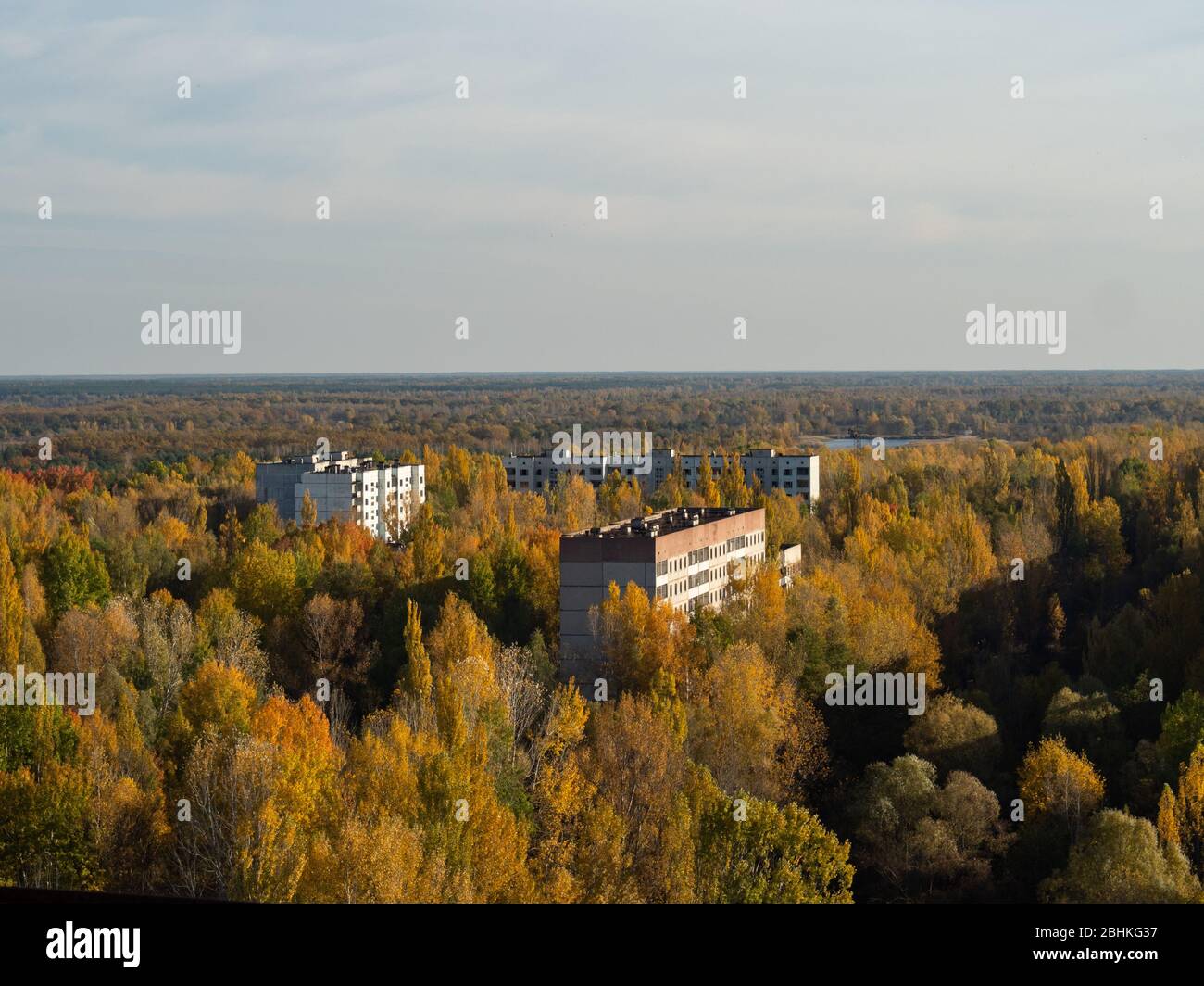 Vue depuis le toit de la ville fantôme Pripyat, ville post apocalyptique, saison d'automne dans la zone d'exclusion de Tchernobyl, Ukraine Banque D'Images