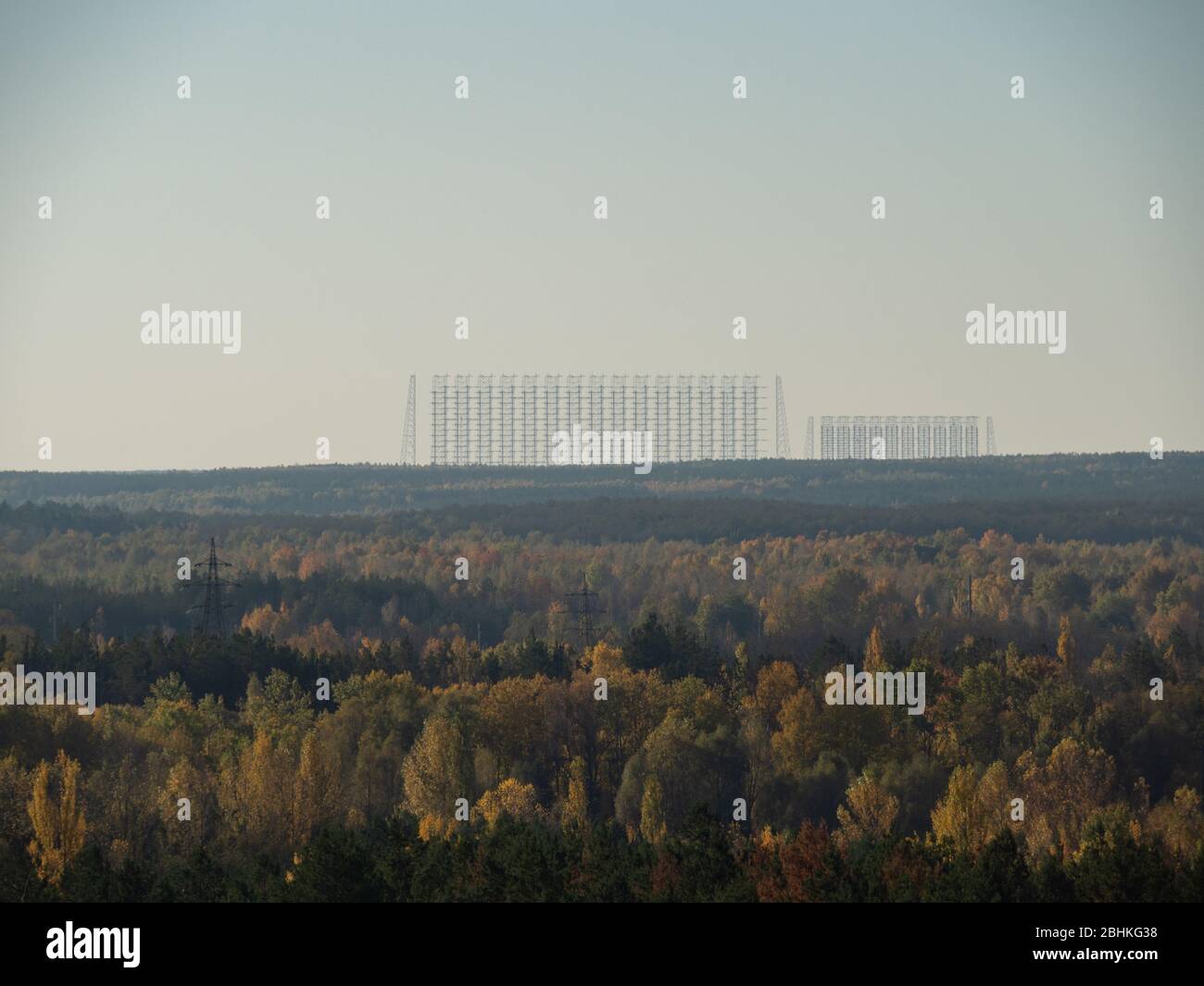 Vue depuis le toit de la ville fantôme Pripyat, ville post apocalyptique et œil de Moscou, saison d'automne dans la zone d'exclusion de Tchernobyl, Ukraine Banque D'Images