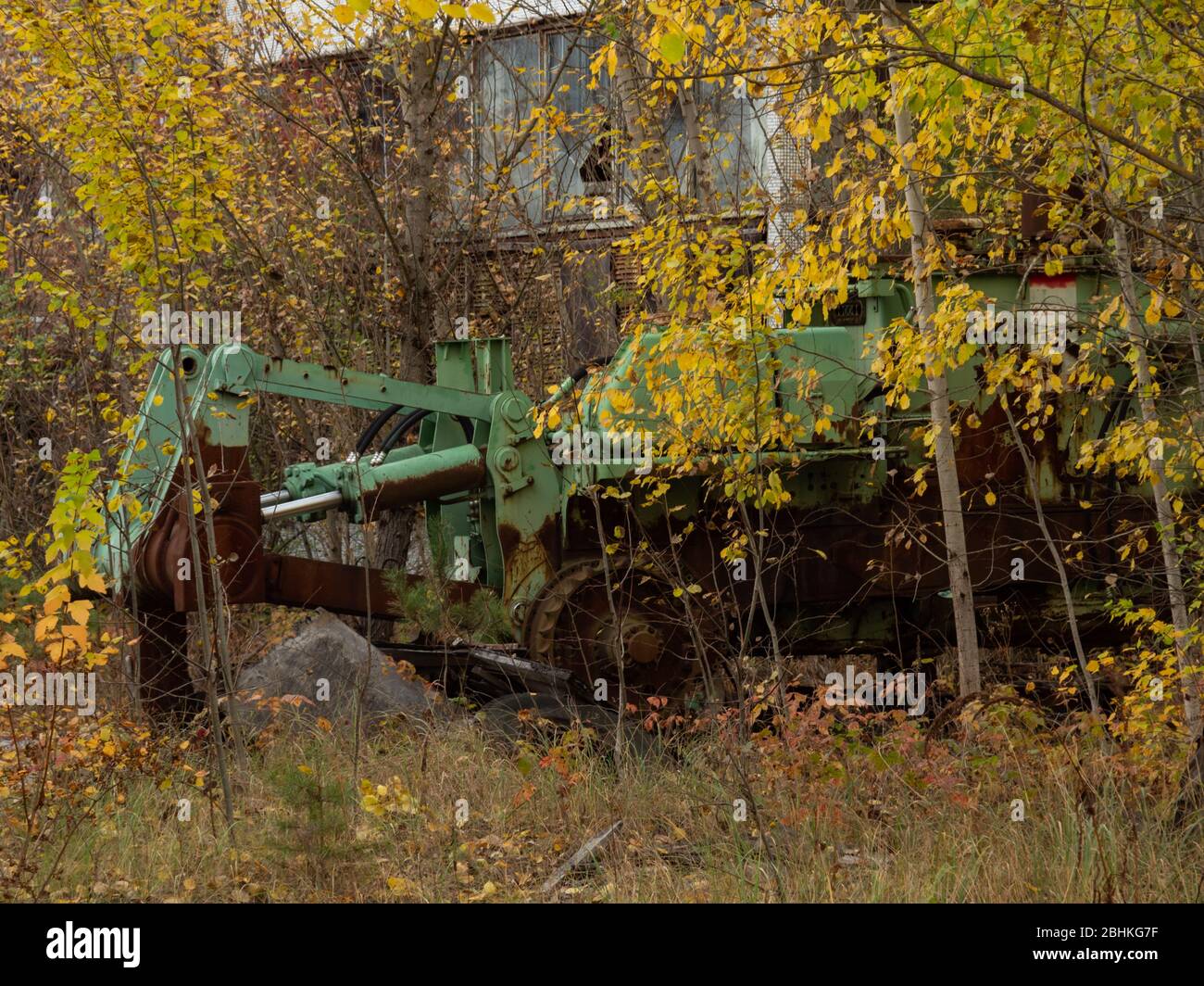 La ferraille de grosses machines a quitté après la catastrophe de Tchernobyl. Zone d'exclusion de Tchernobyl, Ukraine. Banque D'Images