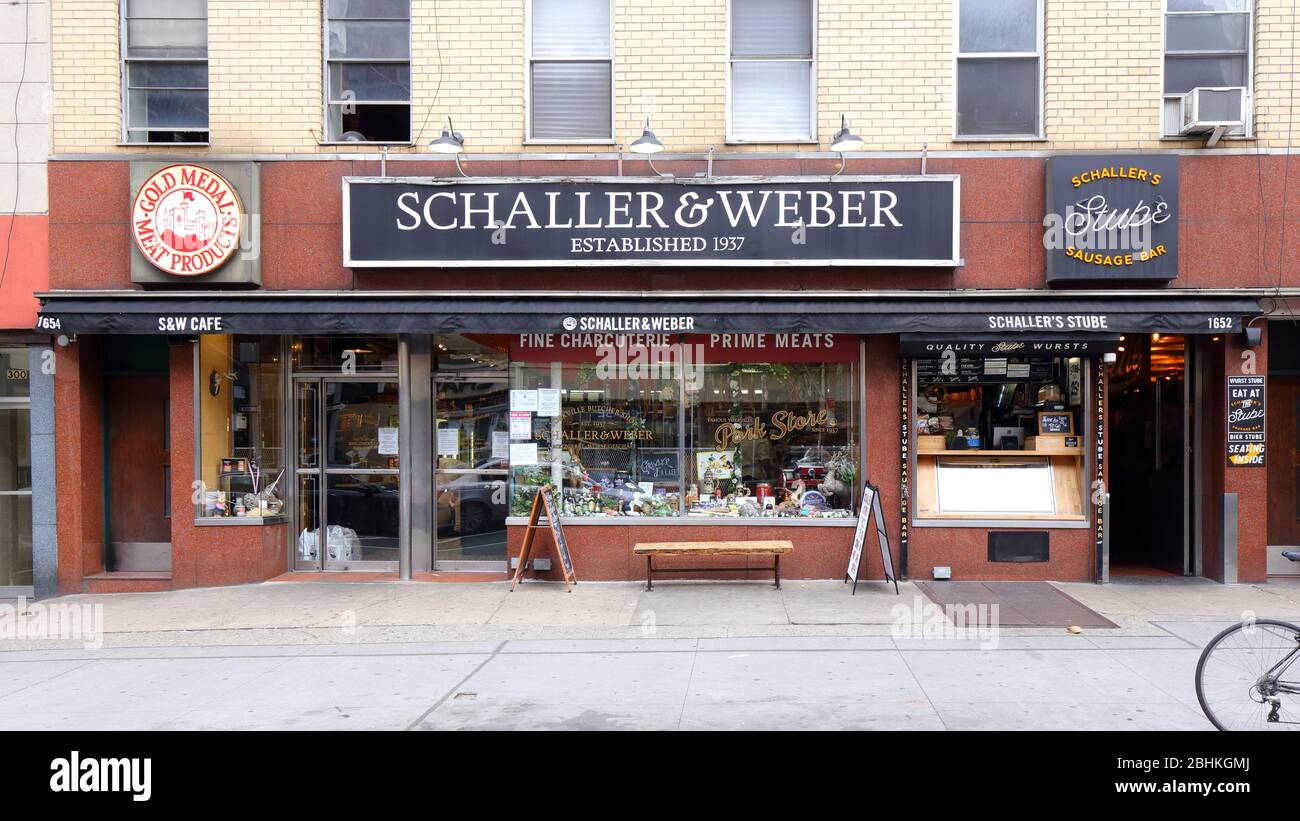 Schaller & Weber, 1654 2ème Avenue, New York, NY. Face extérieure d'un boucher et d'une épicerie allemands dans le quartier Yorkville de Manhattan. Banque D'Images