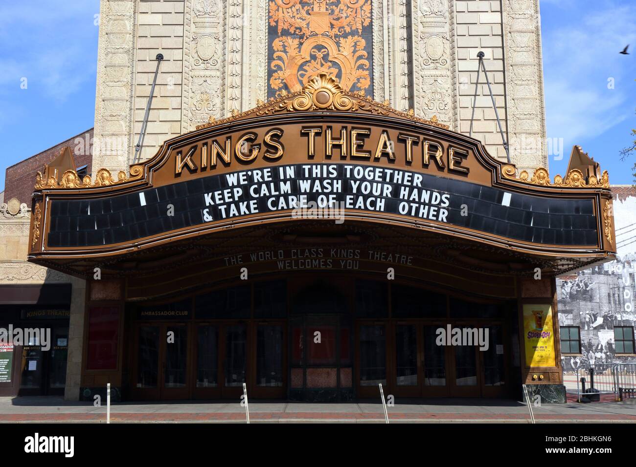 Un message plein d'espoir sur le marquee du Kings Theatre pendant le coronavirus COVID-19 lit: "Nous sommes ensemble dans ce, nous sommes calme... POUR PLUS D'INFORMATIONS SUR LA LÉGENDE COMPLÈTE, REPORTEZ-VOUS À LA SECTION Banque D'Images