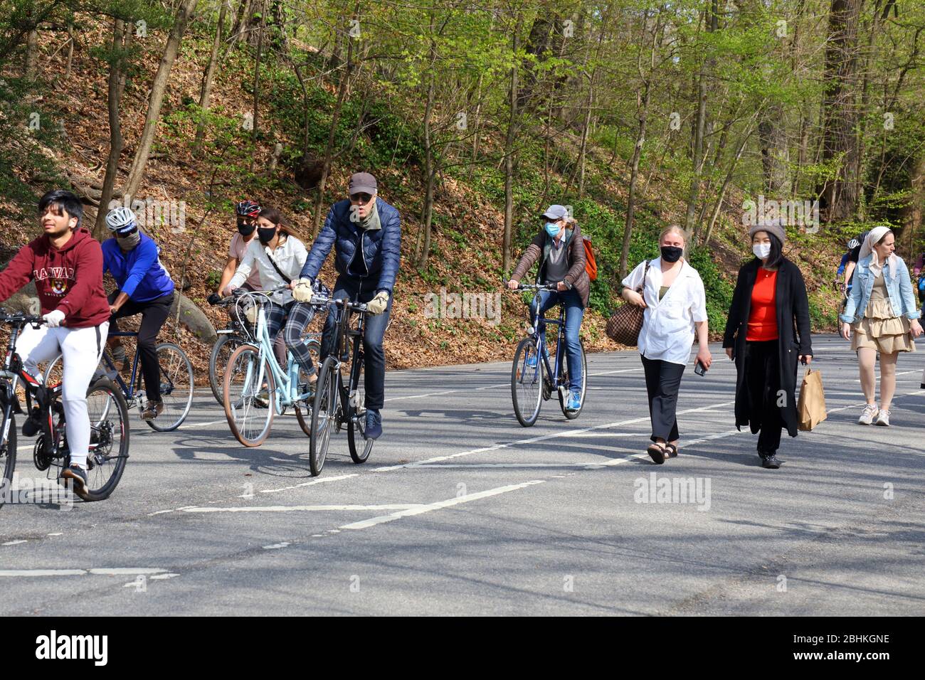 Les gens et les cyclistes, certains portant des masques, dans le parc Prospect, profitant d'un chaud samedi après-midi ensoleillé pendant le coronavirus, Brooklyn, NY, 25 avril 2020. Banque D'Images