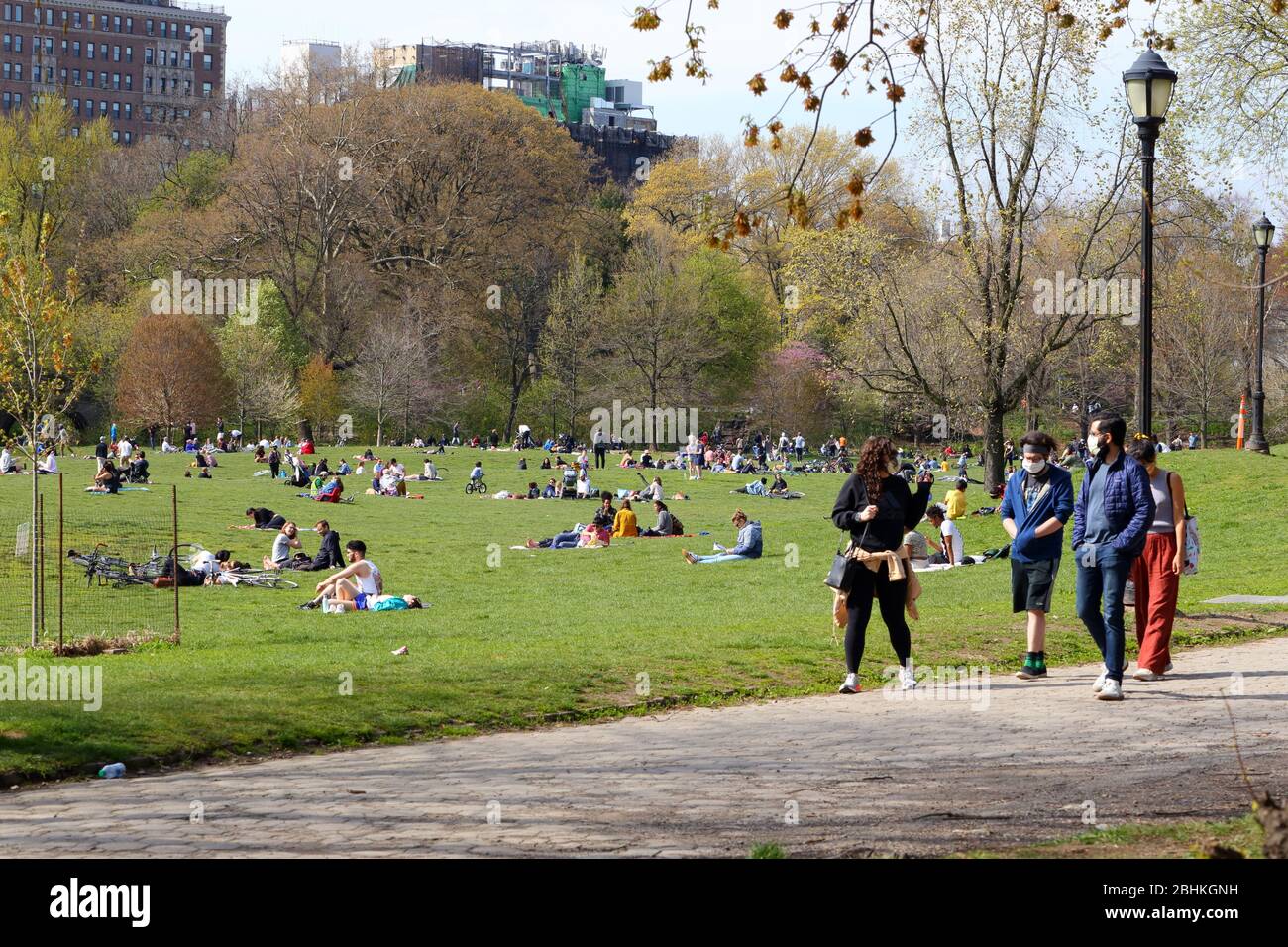 Les gens de Prospect Park dans un chaud samedi après-midi ensoleillé pendant le coronavirus COVID-19, Brooklyn, New York, NY, 25 avril 2020. Banque D'Images