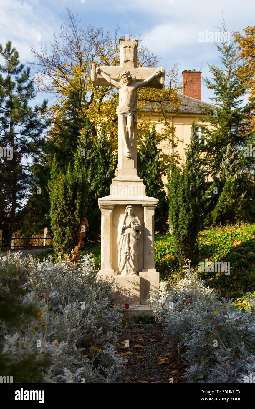 Statue de crucifix en pierre avec Saint Elisabeth (Szent Erzsebet) dans le jardin de l'Hôpital de Sopron, Hongrie Banque D'Images