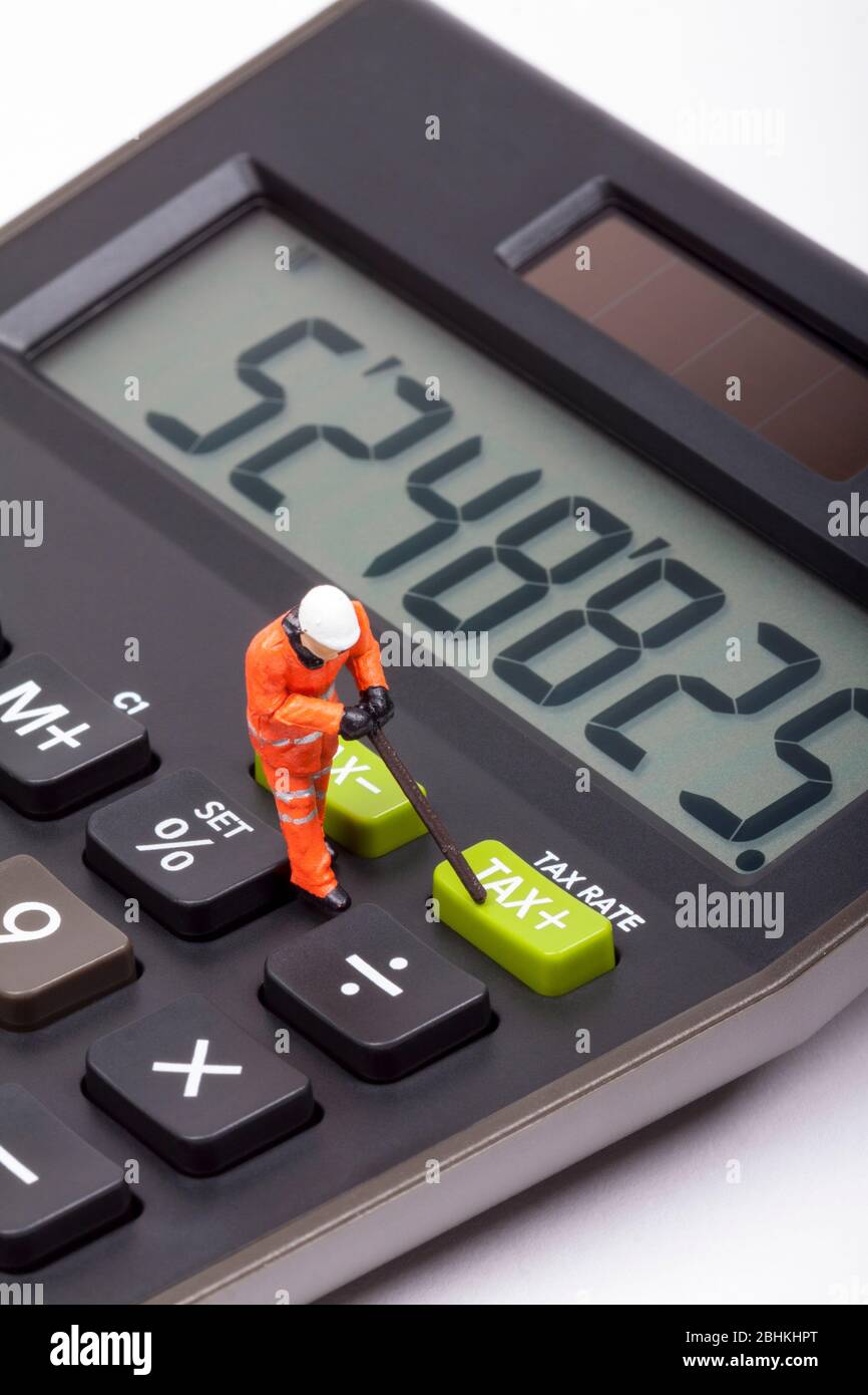 Image conceptuelle d'un homme de travail à figure miniature à côté des boutons marqués TAX Banque D'Images