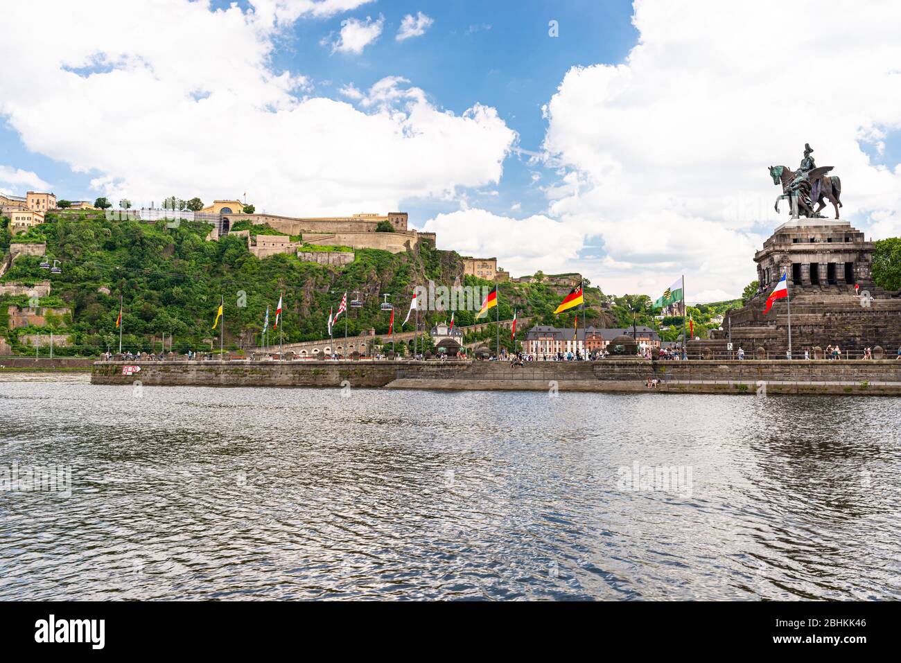 Koblenz, Allemagne mai 2019. Vue panoramique sur le quartier historique allemand (Deutsche Eck) où le Rhin et la moselle s'écoulent ensemble à Koblenz. Banque D'Images