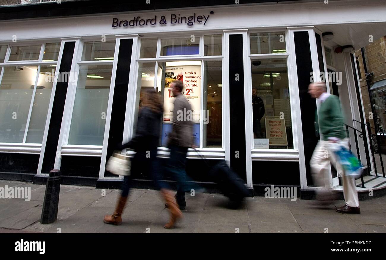 Les gens passent devant un Bradford & Bingley,direction Trinity Street, Cambridge. maintenant partie du groupe Santander. Banque D'Images