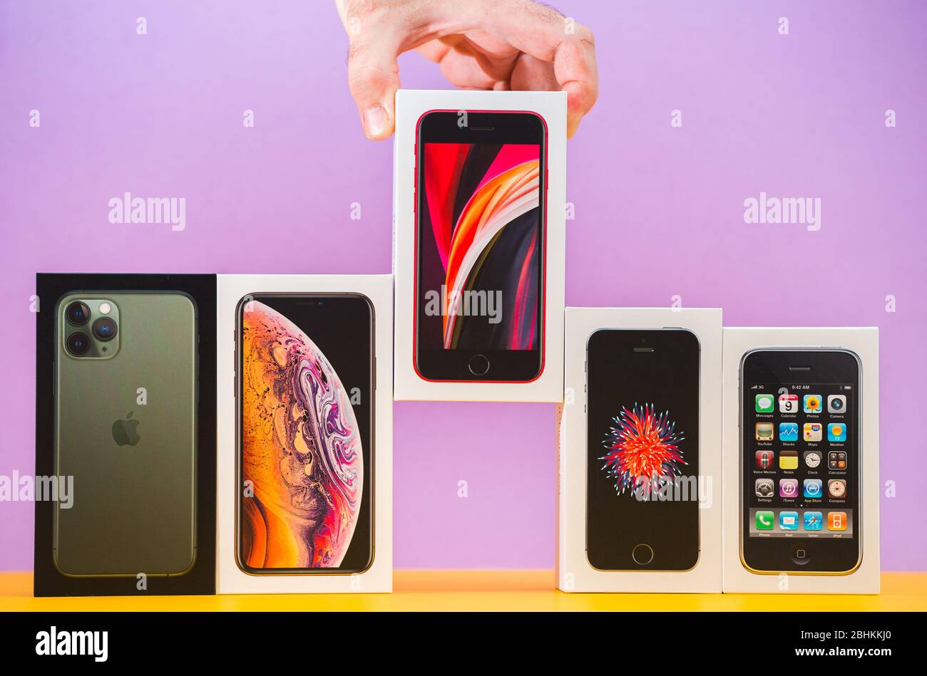 Paris, France - 26 avril 2020: Homme ajoutant la dernière boîte se 2020 à plusieurs paquets cartes de cartes Apple Computers iPhone Smartphpone iPhone 3 gs, se 2016, XS et 11 Pro Banque D'Images