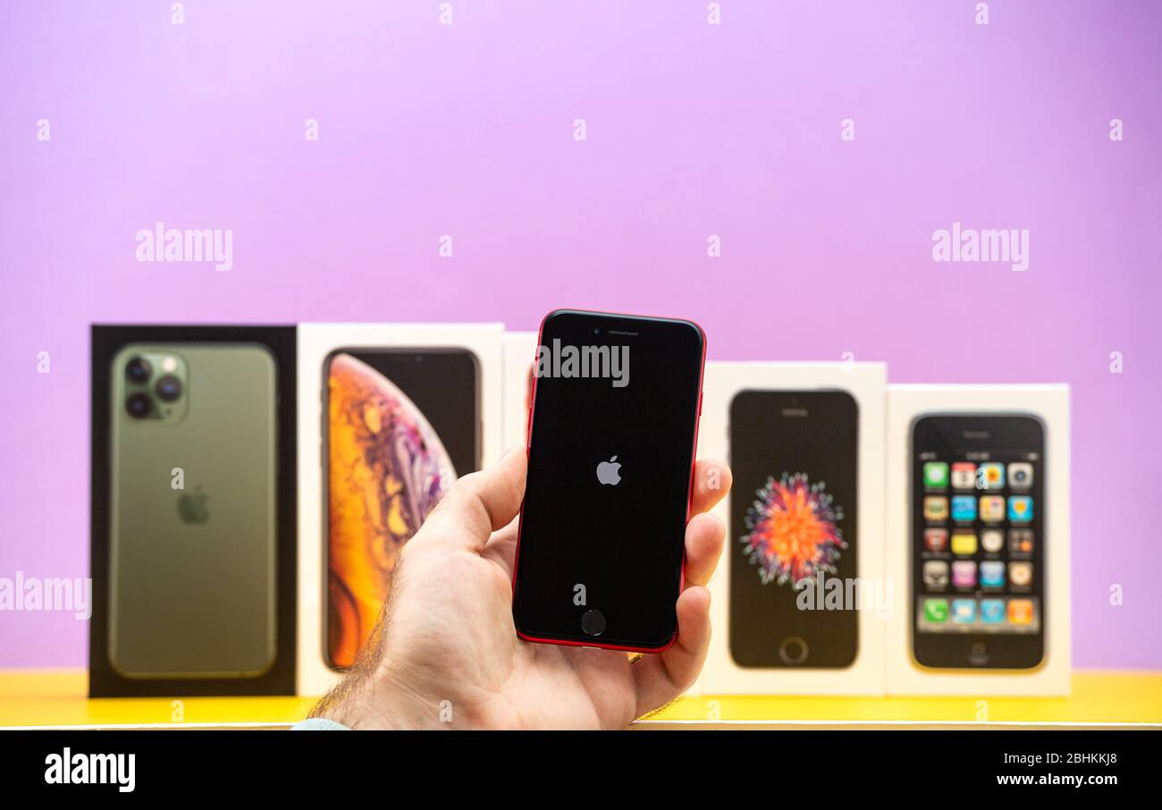 Paris, France - 26 avril 2020 : logo Apple sur la version se 2020 smartphone avec plusieurs cartes de cartes de paquets d'Apple Computers iPhone Smartphpone iPhone 3 gs, se 2016, XS et 11 Pro Banque D'Images