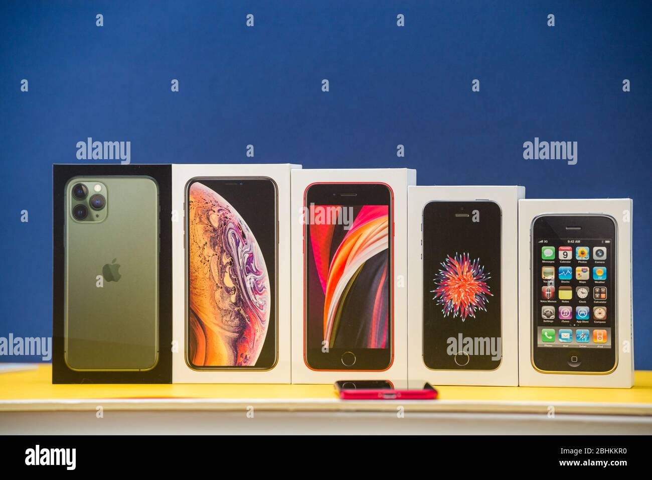 Paris, France - 26 avril 2020: Rangée de cartes de paquets multiples d'Apple Computers iPhone Smartphpones à partir de l'iPhone 3 gs, se 2016, se 2020, XS et 11 Pro Banque D'Images