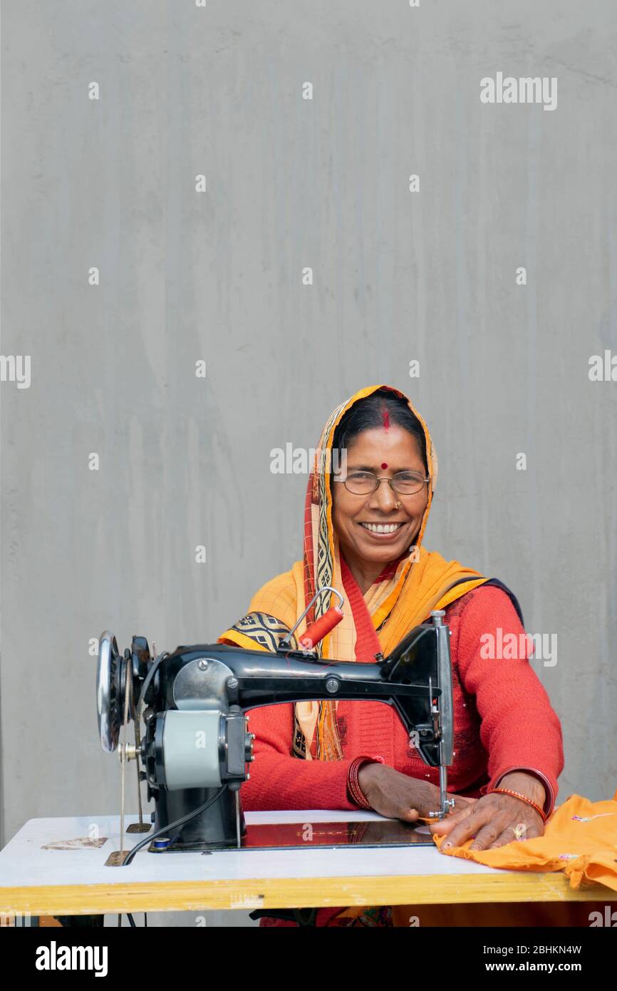 Femme au travail sur machine à coudre Banque D'Images