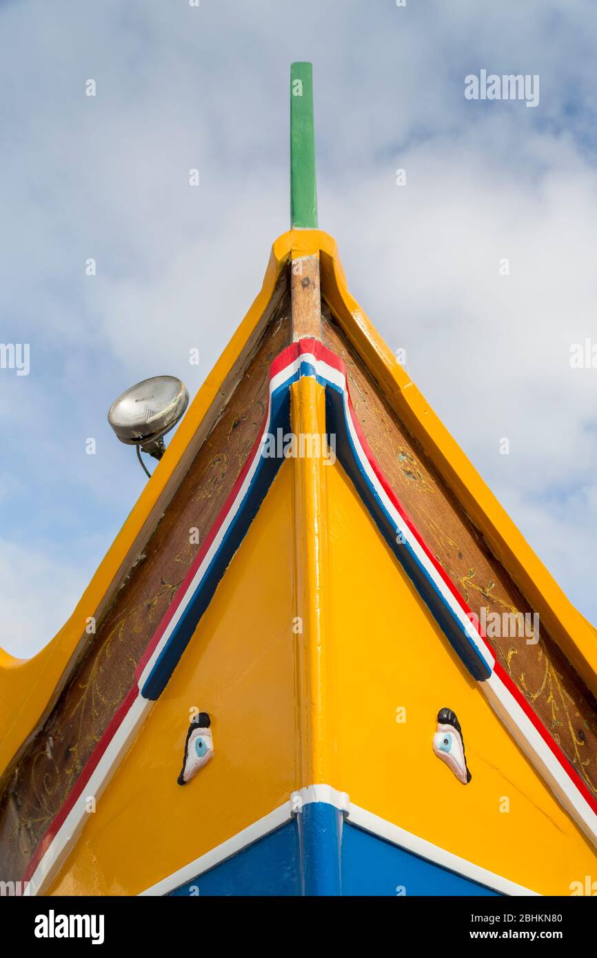 Oeil de Horus sur le bateau de pêche luzzu peint traditionnel, Marsaxlokk, Malte Banque D'Images
