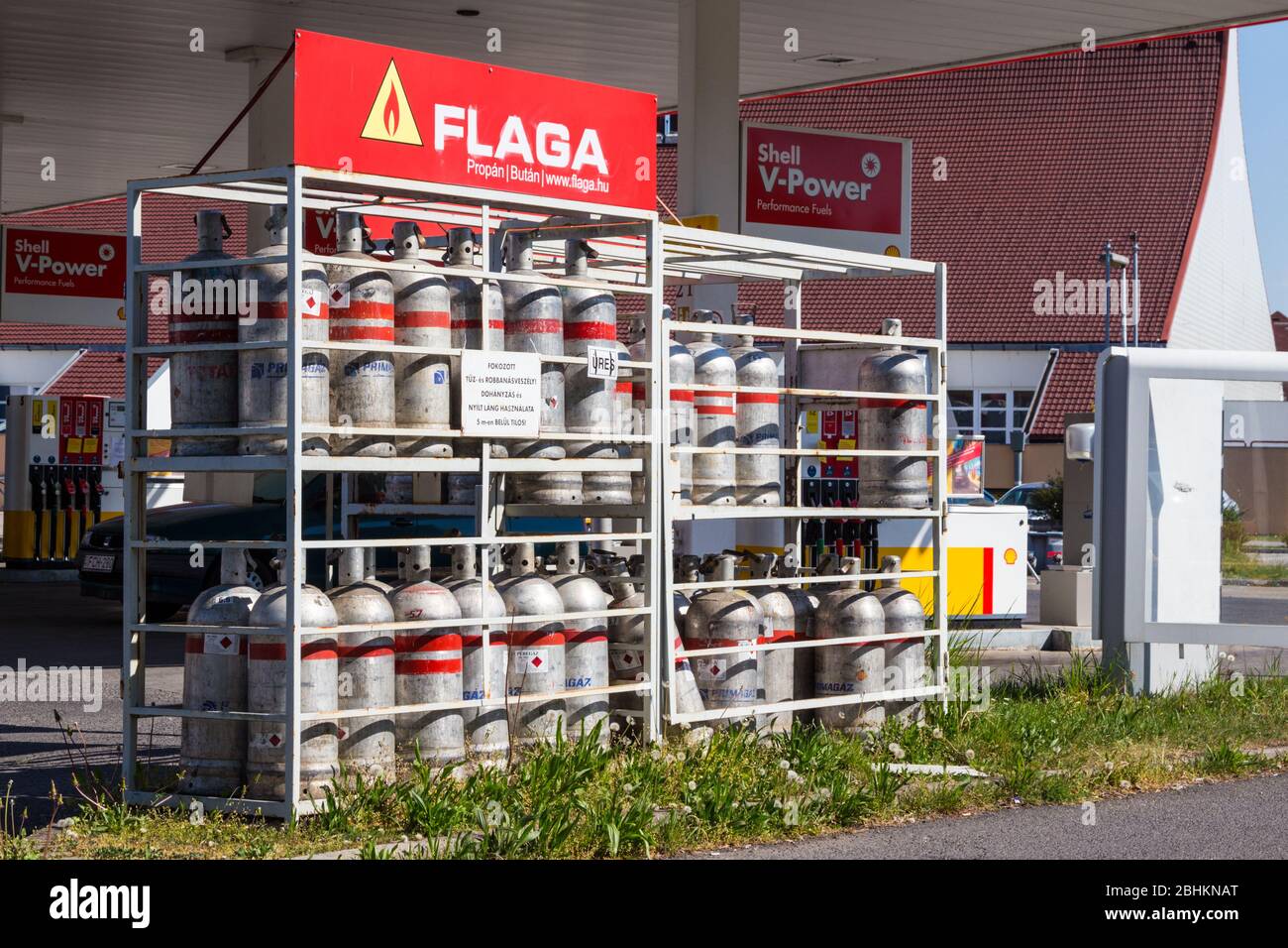 Bouteilles de butane Flaga (gaz de pétrole liquéfié ou GPL) près de la station-service Shell, Sopron, Hongrie Banque D'Images