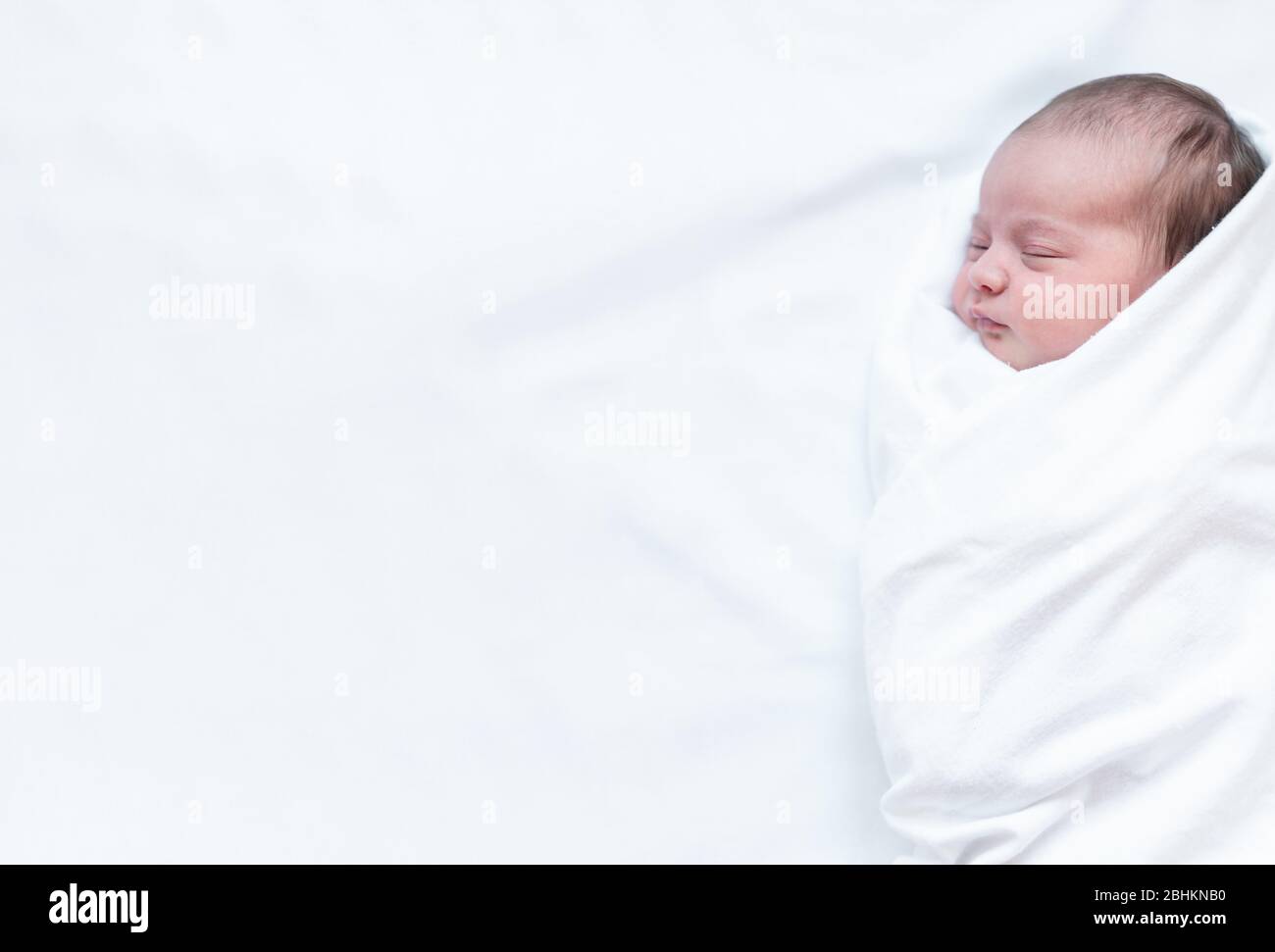 petite enfance, enfance, famille, soins, médecine, sommeil, concept de santé - bannière portrait de bébé nouveau-né enveloppé dans le couches sur fond blanc, copier spase Banque D'Images
