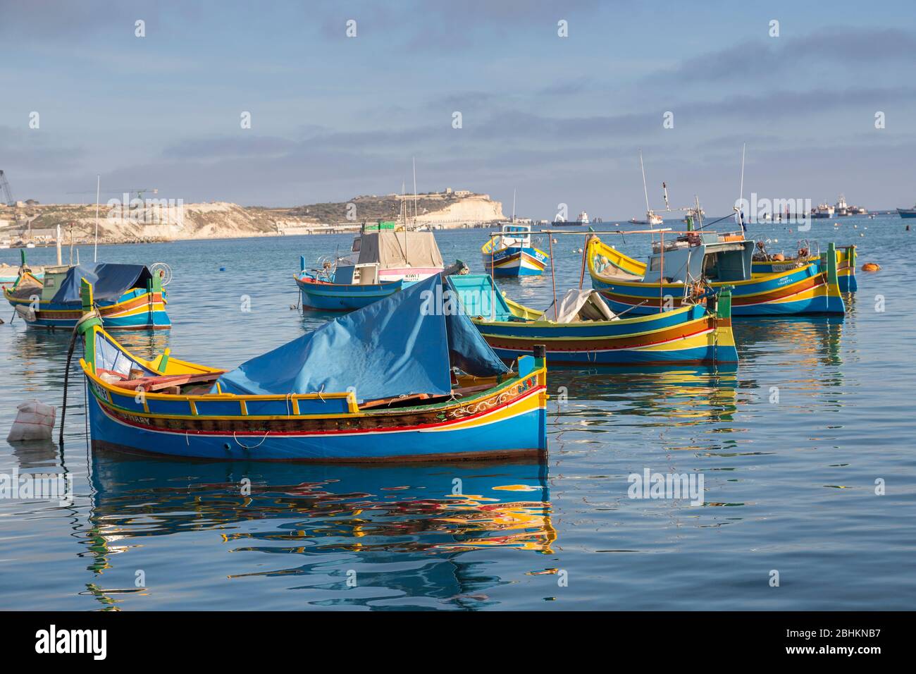Bateaux de pêche Luzzu dans le port, Marsaxlokk, Malte Banque D'Images