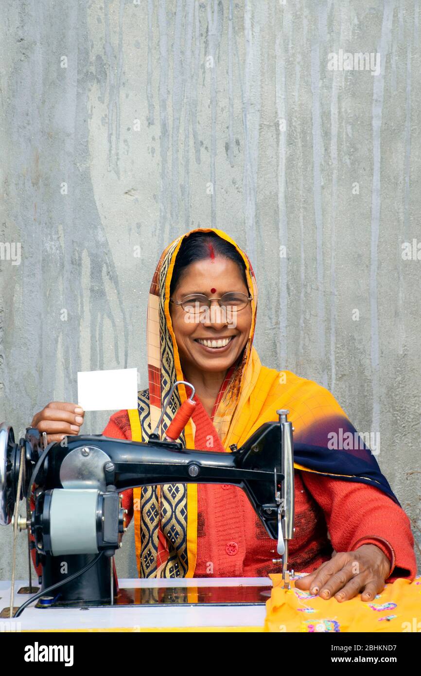 Femme au travail sur machine à coudre Banque D'Images