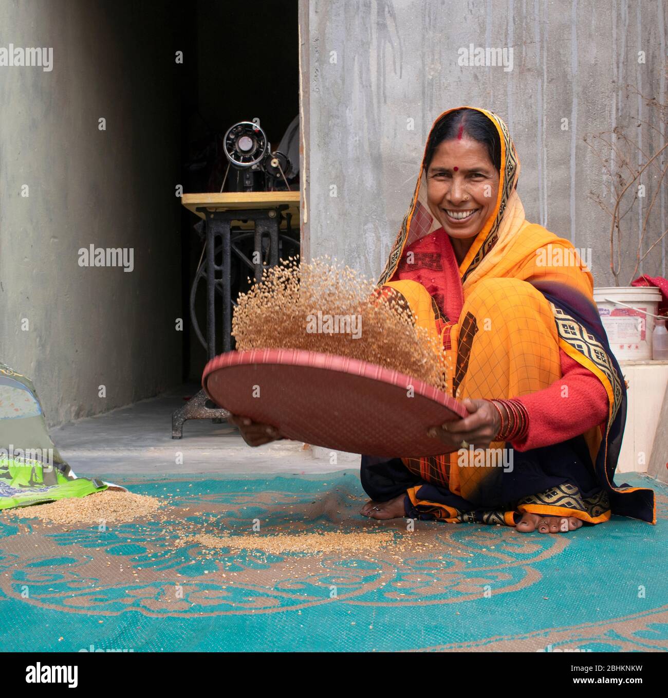 Les femmes indiennes heureuses de nettoyage des céréales alimentaires Banque D'Images