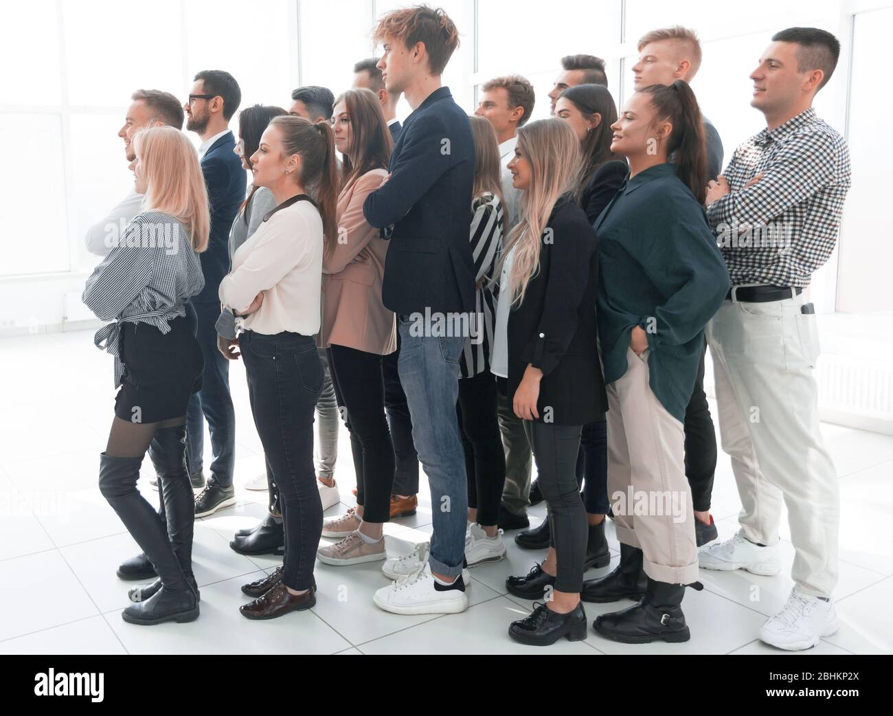groupe de jeunes divers debout ensemble et regardant vers l'avenir Banque D'Images