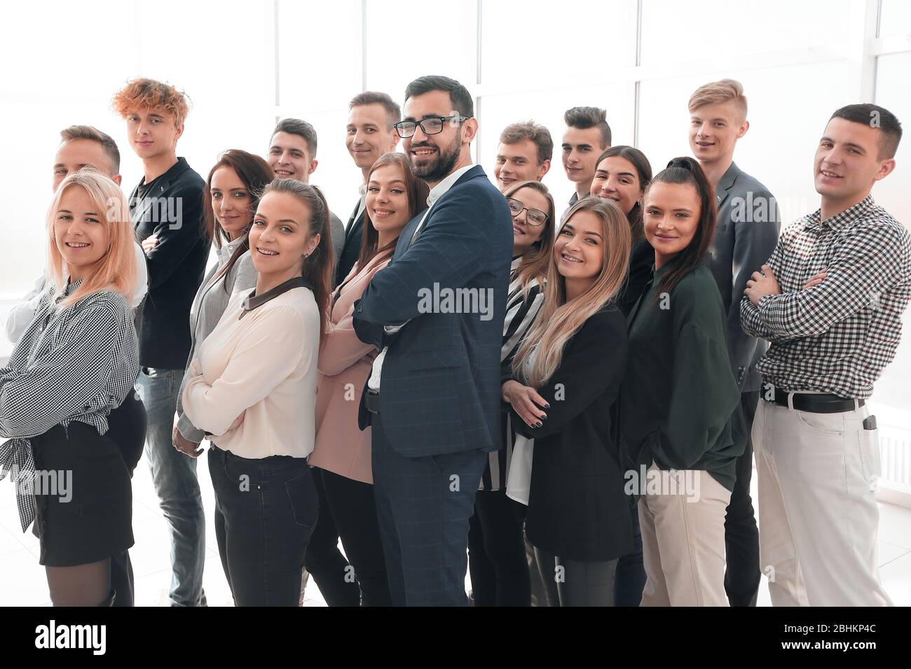 groupe de jeunes divers debout ensemble et regardant vers l'avenir Banque D'Images